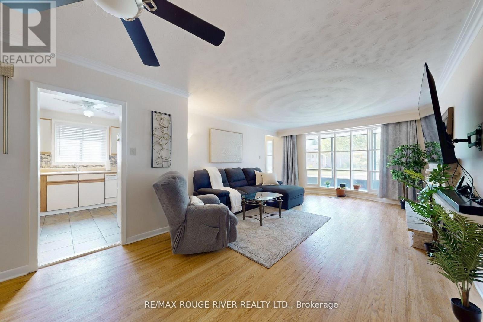 18 Darlingside Drive, Toronto, ON - Indoor Photo Showing Living Room