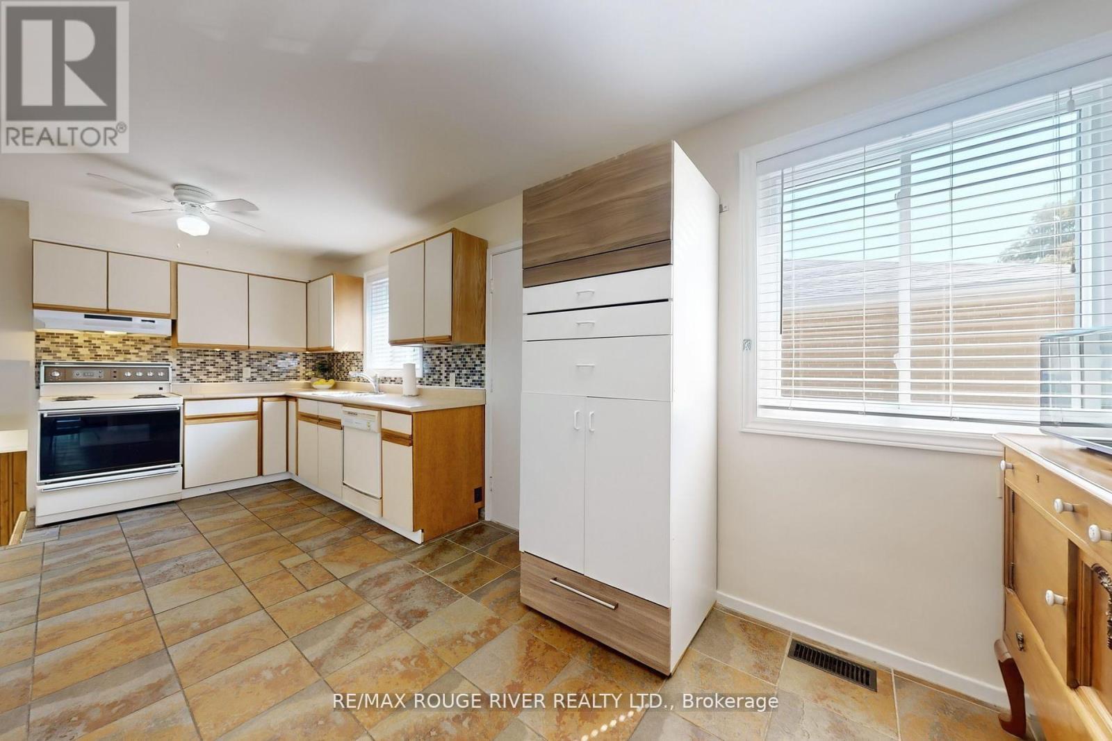 18 Darlingside Drive, Toronto, ON - Indoor Photo Showing Kitchen With Upgraded Kitchen