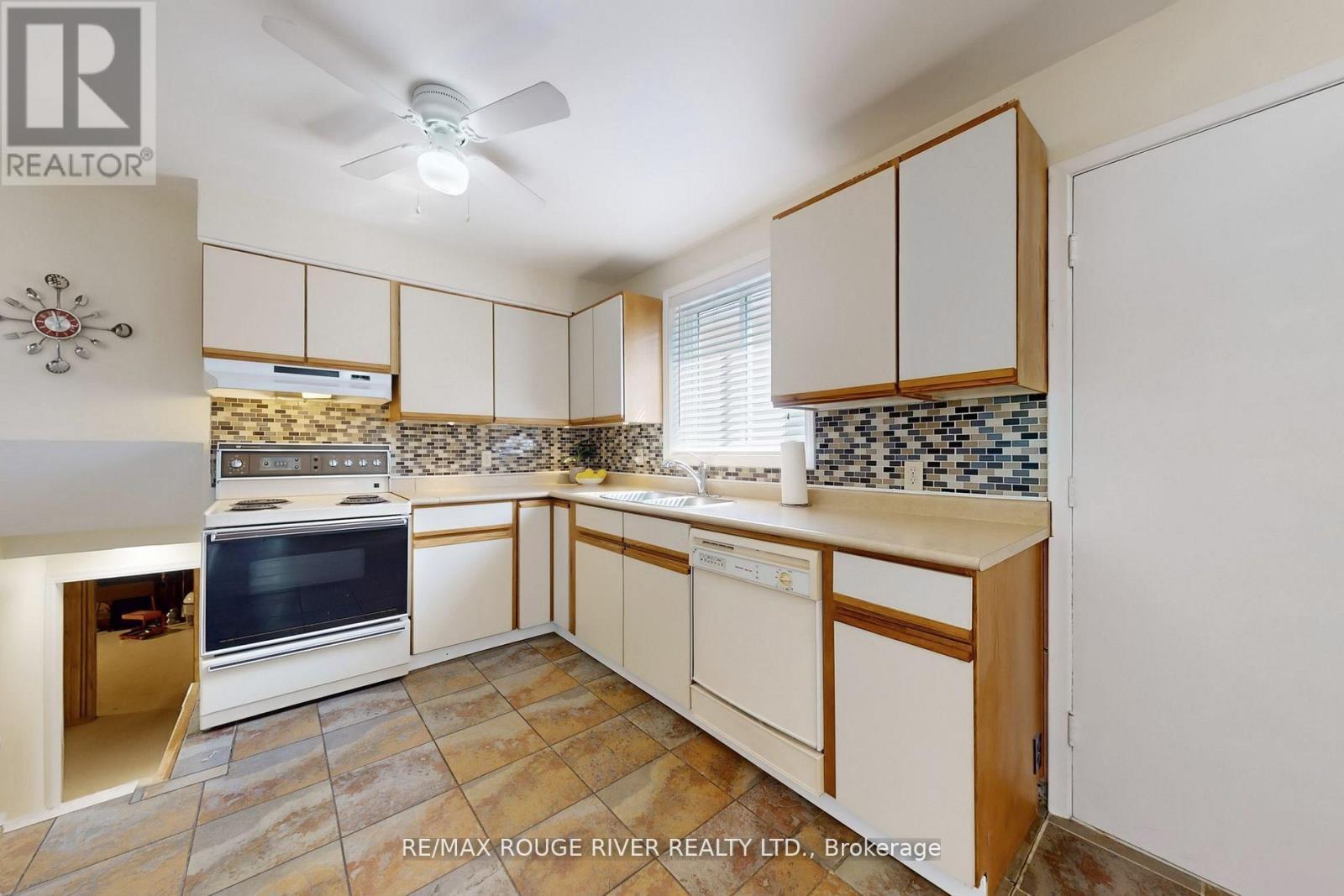18 Darlingside Drive, Toronto, ON - Indoor Photo Showing Kitchen