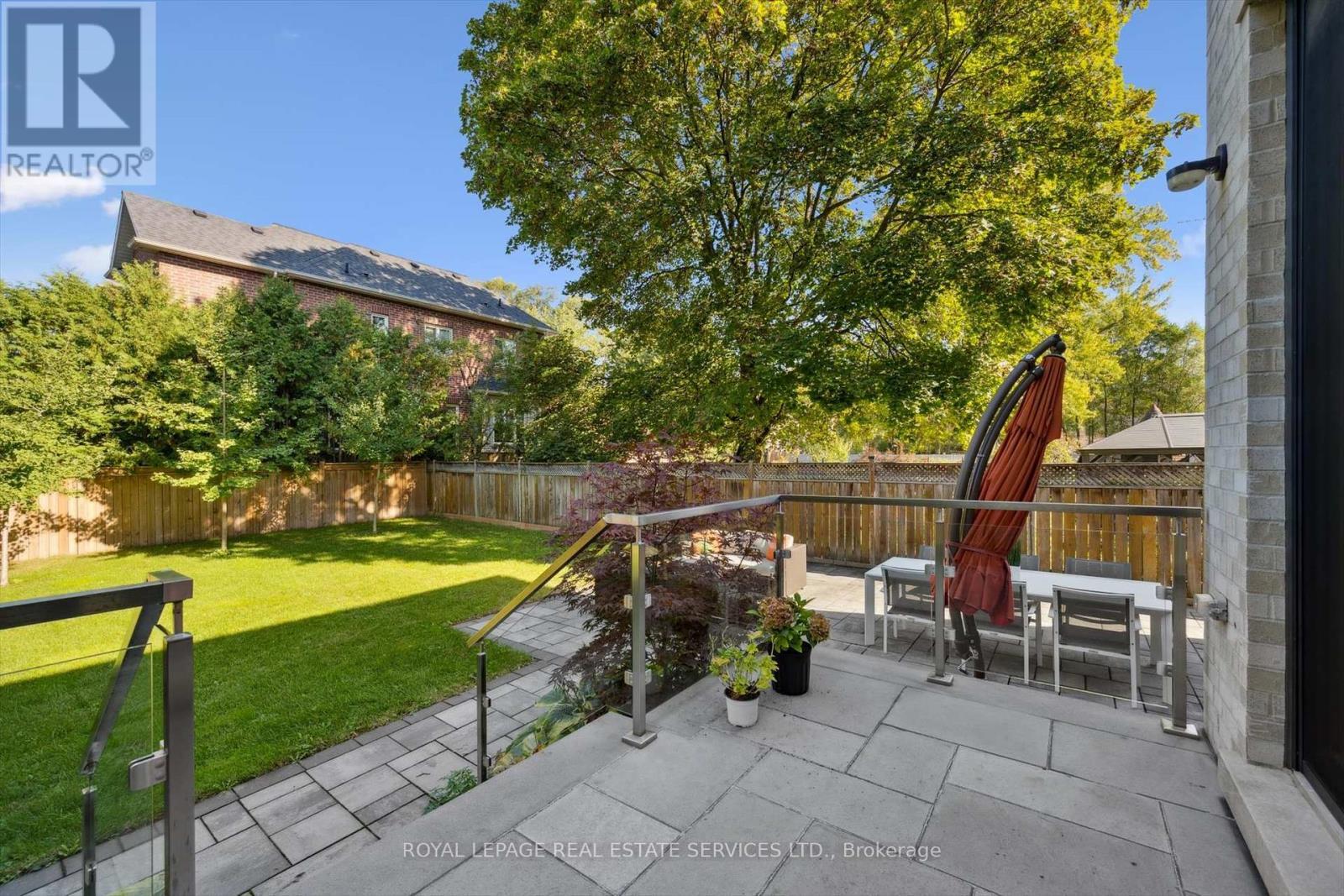 Landscaped Backyard Showcases a Stone Patio - 14 Westglen Crescent, Toronto, ON - Outdoor With Backyard