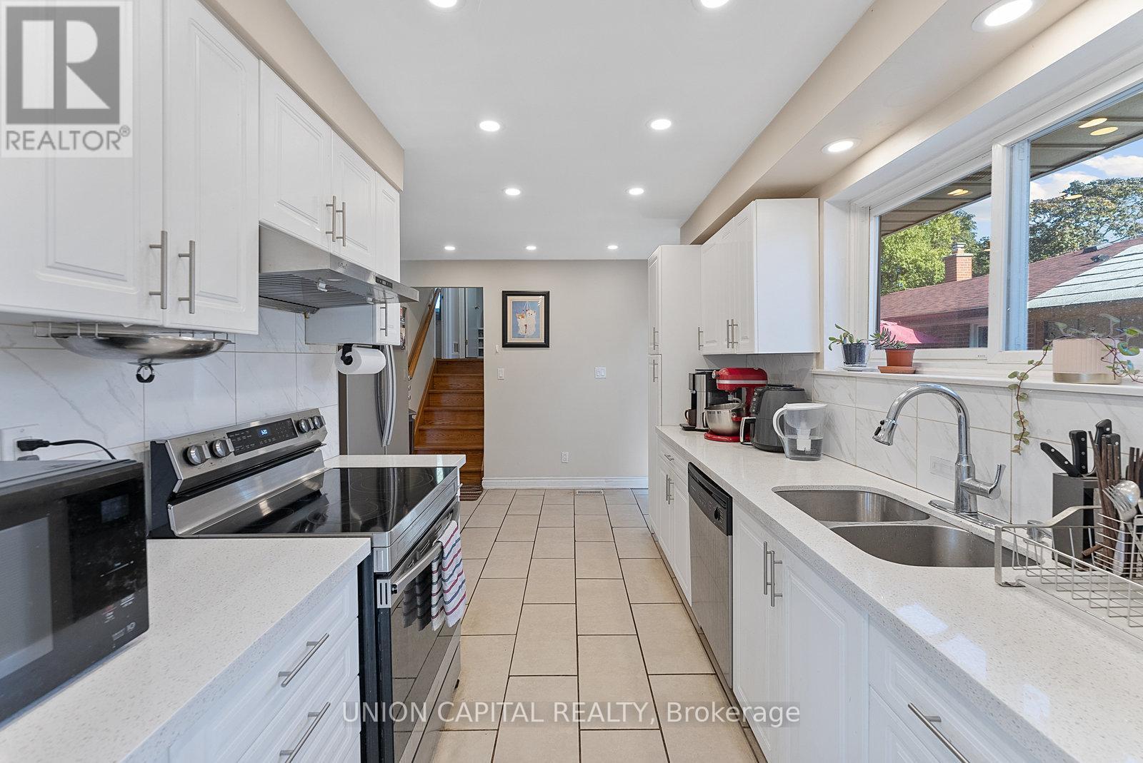 37 Callowhill Drive, Toronto, ON - Indoor Photo Showing Kitchen With Double Sink