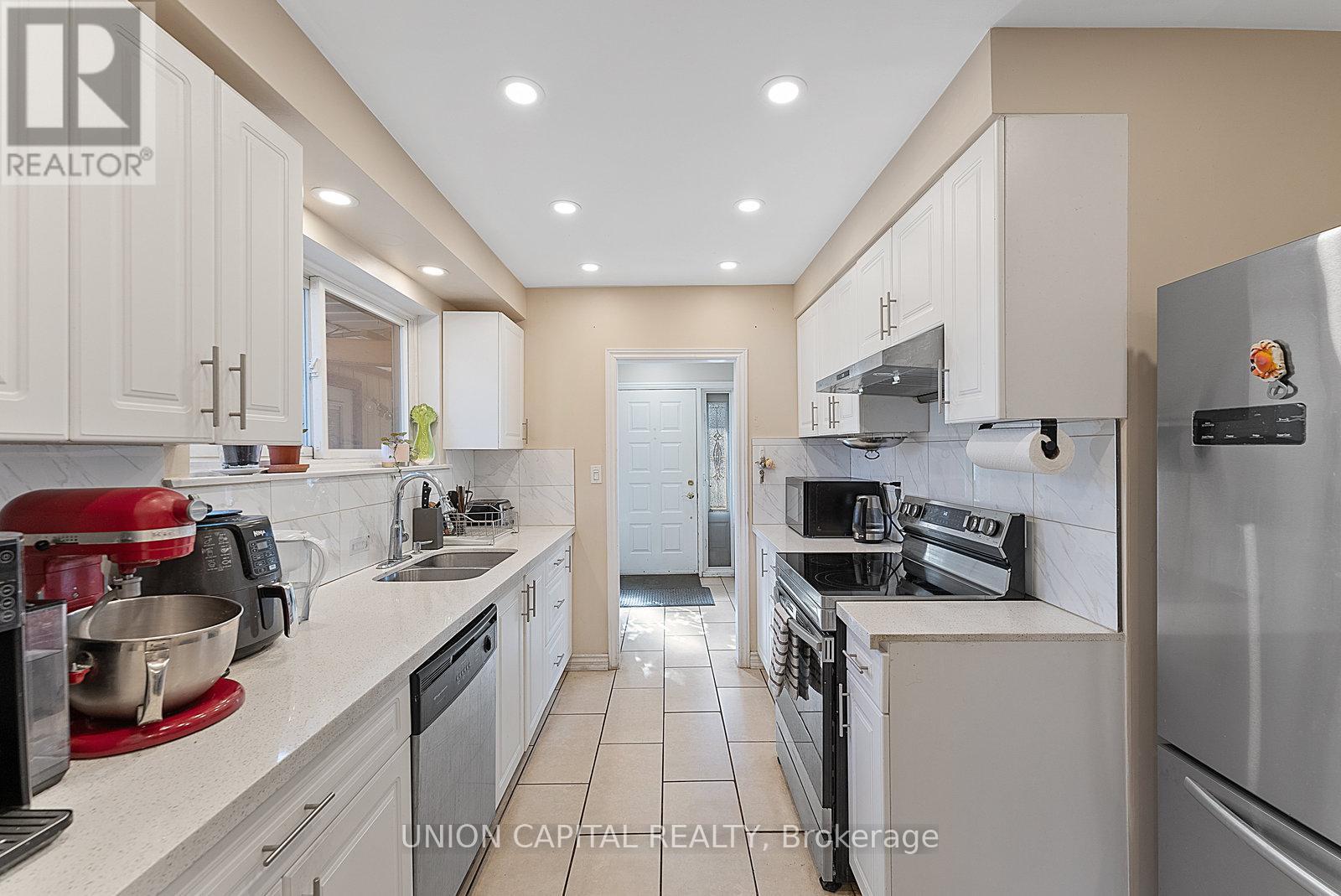 37 Callowhill Drive, Toronto, ON - Indoor Photo Showing Kitchen With Double Sink