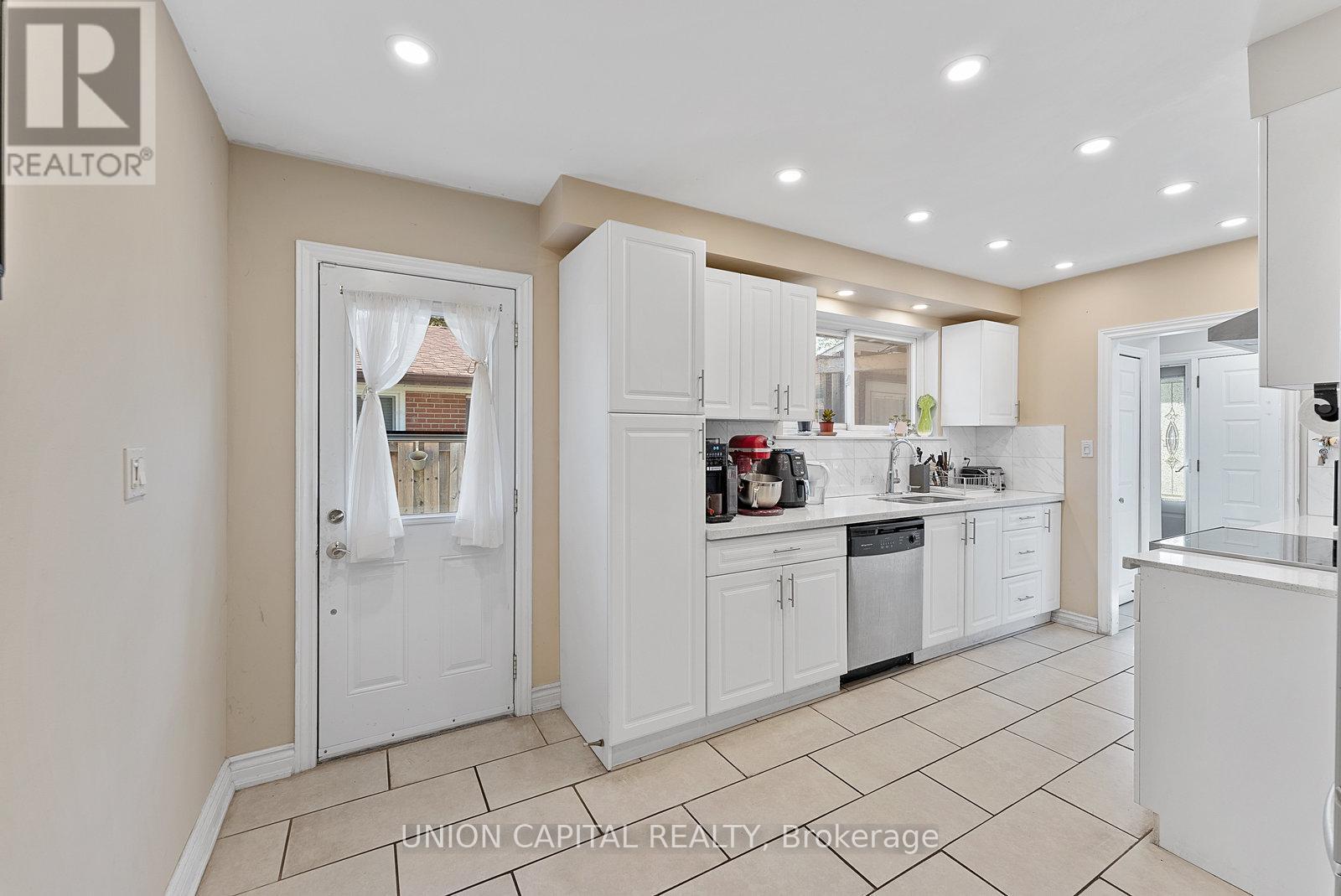 37 Callowhill Drive, Toronto, ON - Indoor Photo Showing Kitchen