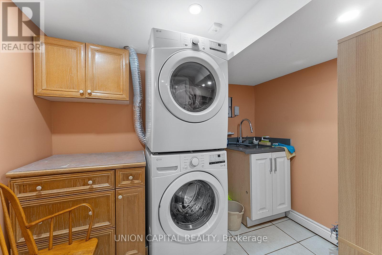 37 Callowhill Drive, Toronto, ON - Indoor Photo Showing Laundry Room
