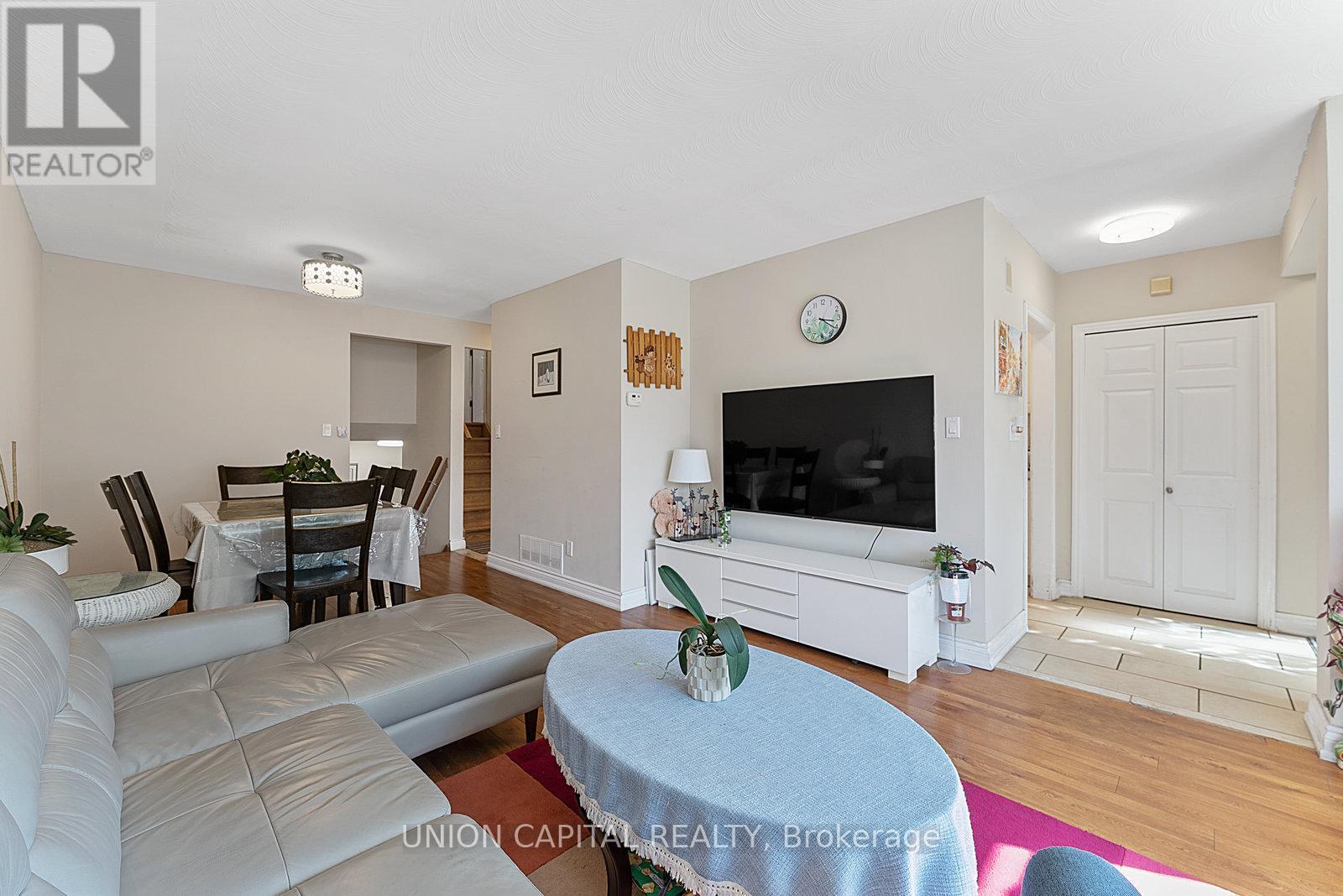 37 Callowhill Drive, Toronto, ON - Indoor Photo Showing Living Room