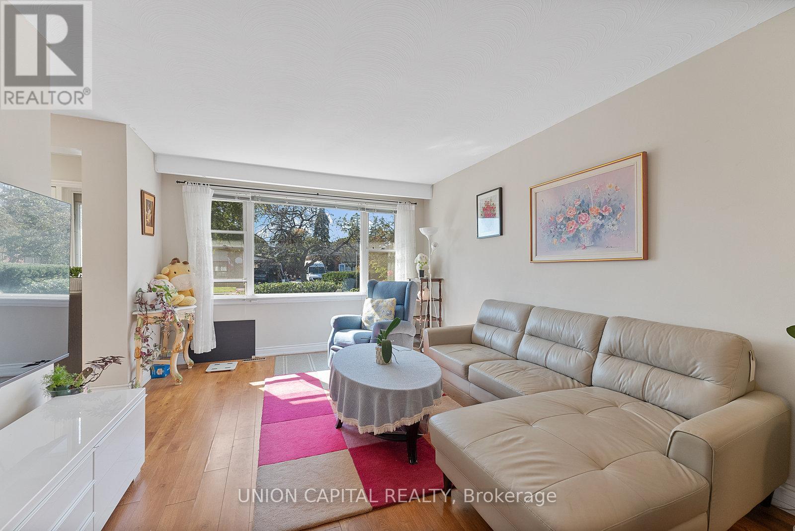 37 Callowhill Drive, Toronto, ON - Indoor Photo Showing Living Room