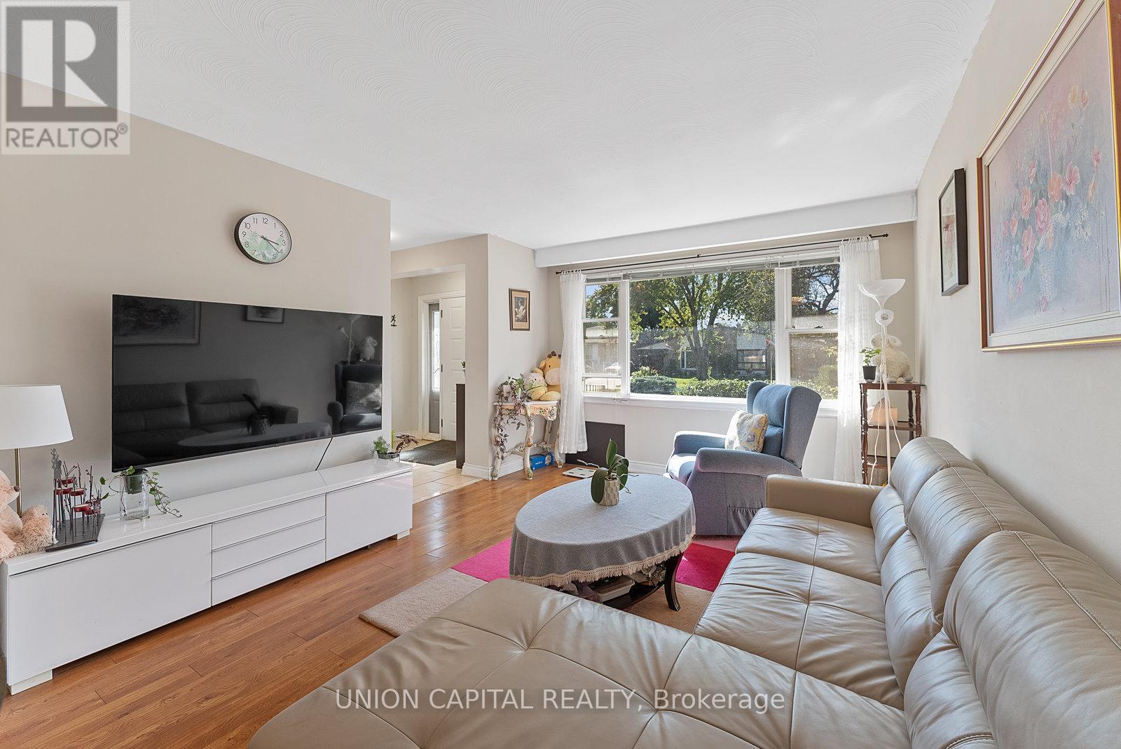 37 Callowhill Drive, Toronto, ON - Indoor Photo Showing Living Room