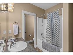 Suite bathroom -