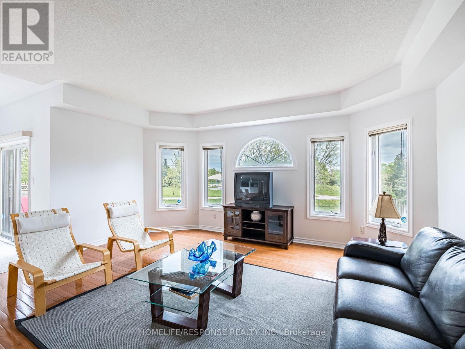 7272 Milano Court, Mississauga, ON - Indoor Photo Showing Living Room