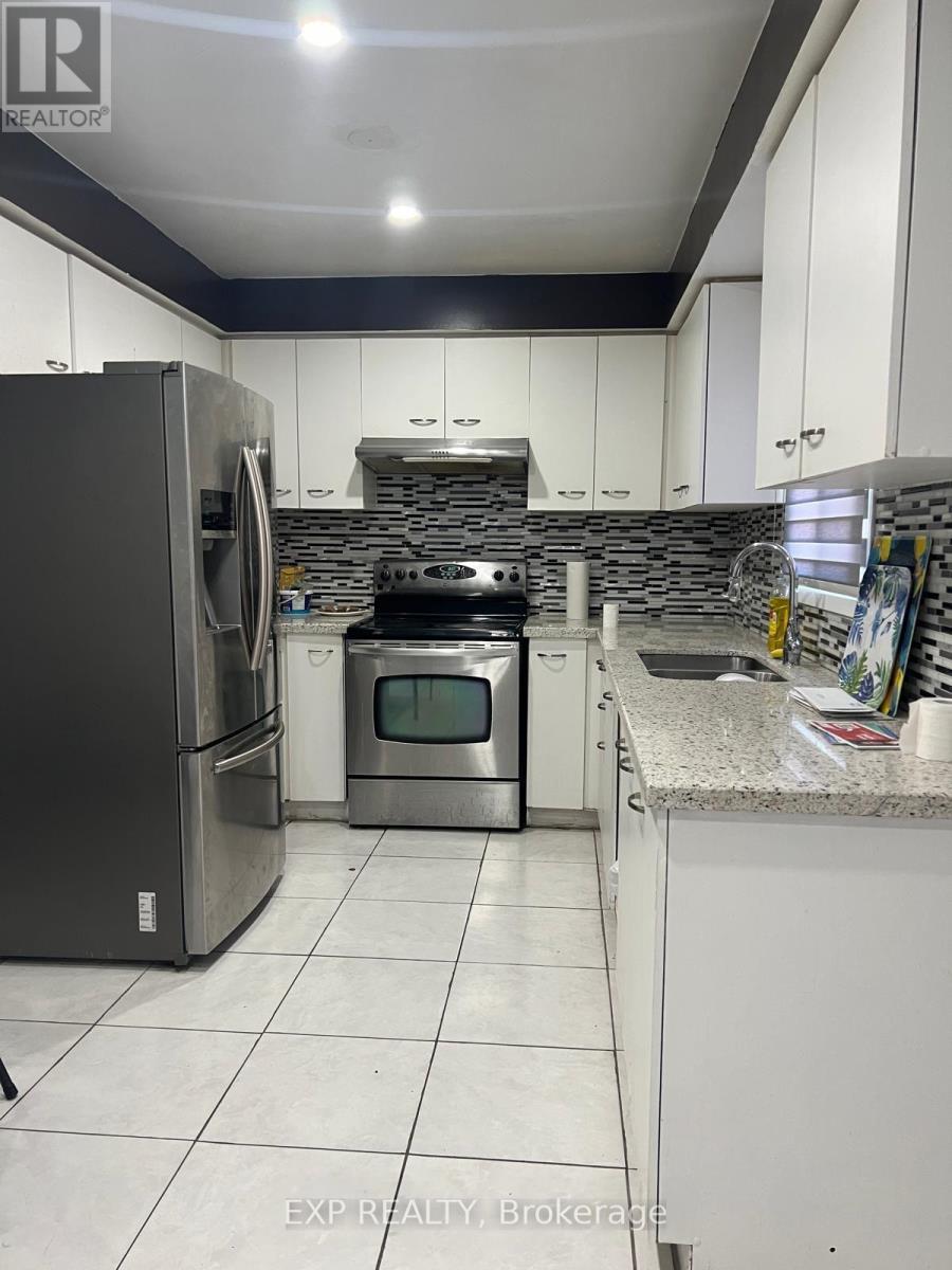 17 Calmist Crescent, Brampton, ON - Indoor Photo Showing Kitchen With Double Sink With Upgraded Kitchen
