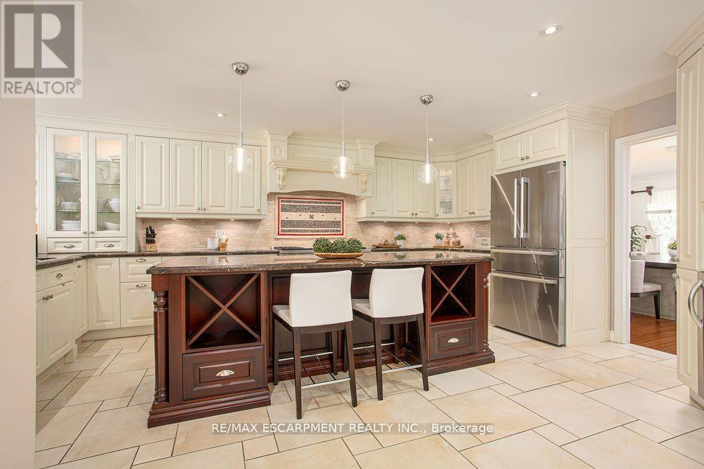 27 Blackberry Place, Hamilton, ON - Indoor Photo Showing Kitchen With Upgraded Kitchen