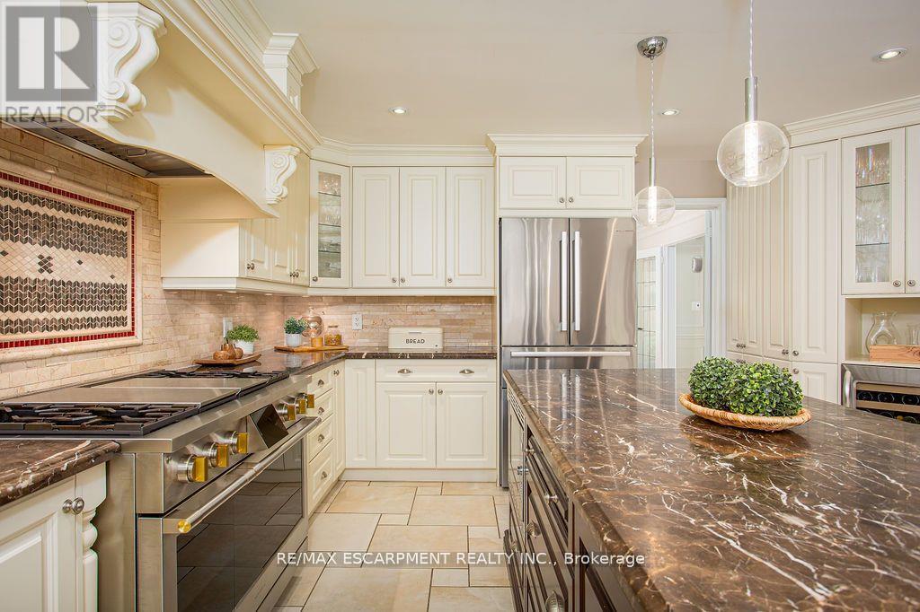 27 Blackberry Place, Hamilton, ON - Indoor Photo Showing Kitchen With Upgraded Kitchen