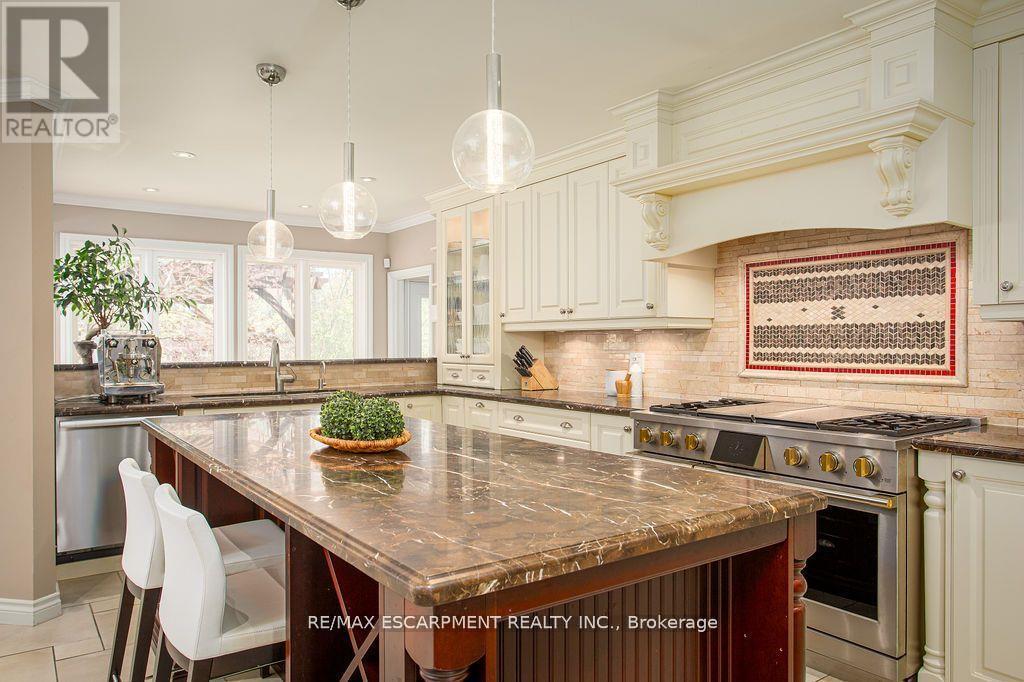27 Blackberry Place, Hamilton, ON - Indoor Photo Showing Kitchen With Upgraded Kitchen