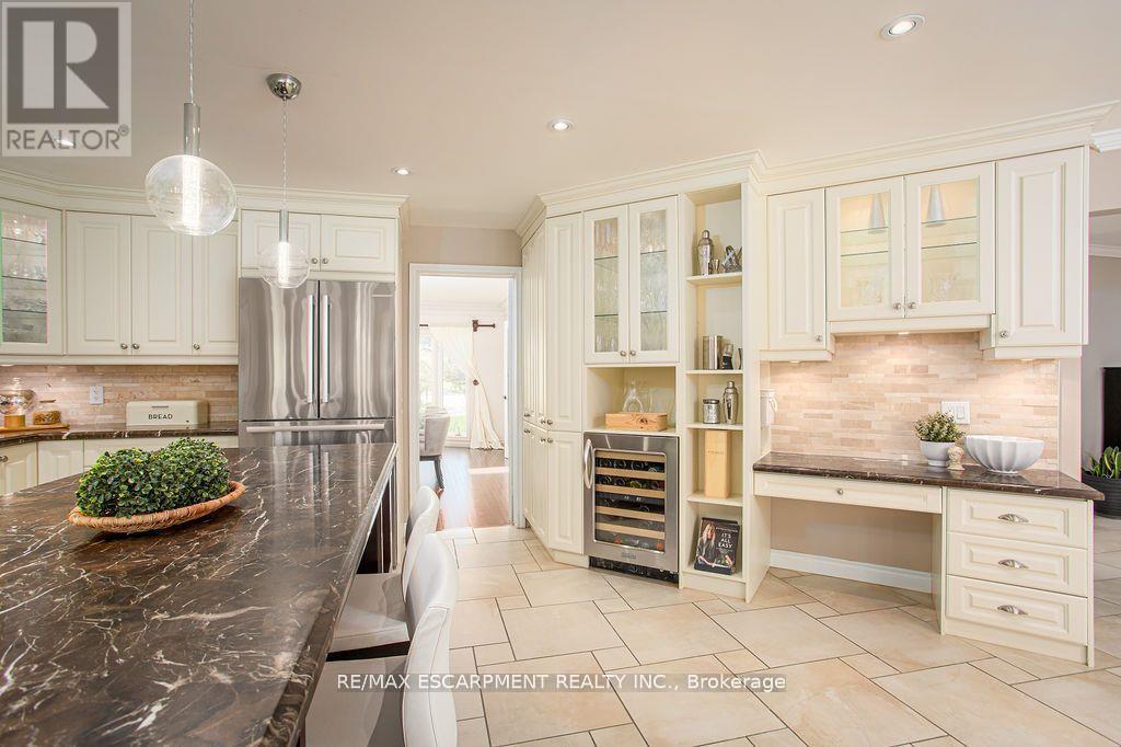 27 Blackberry Place, Hamilton, ON - Indoor Photo Showing Kitchen With Upgraded Kitchen