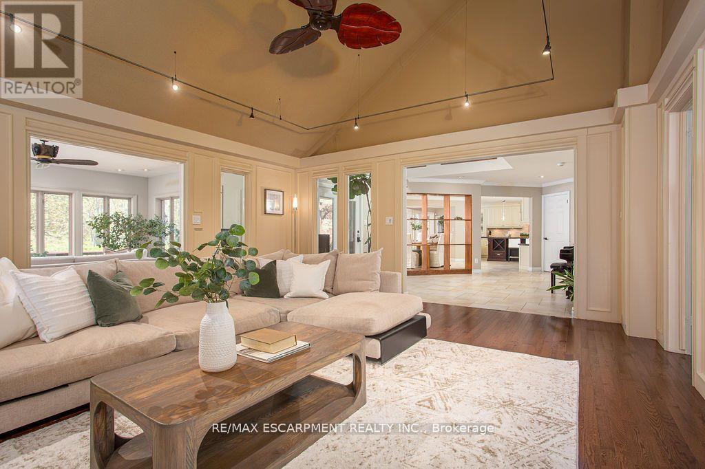 27 Blackberry Place, Hamilton, ON - Indoor Photo Showing Living Room