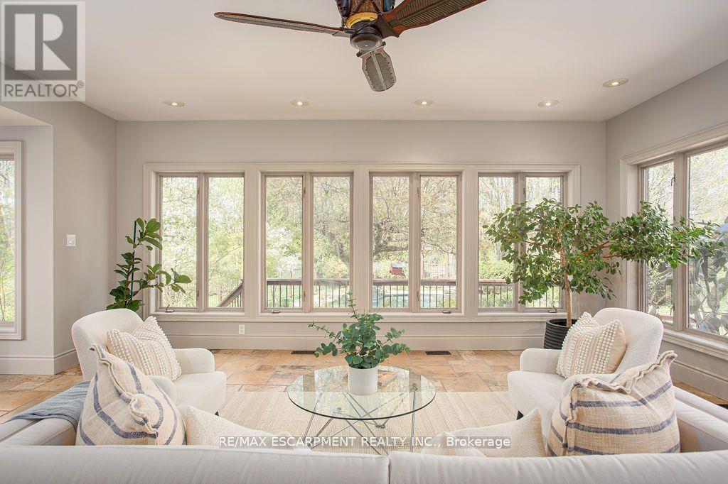 27 Blackberry Place, Hamilton, ON - Indoor Photo Showing Living Room
