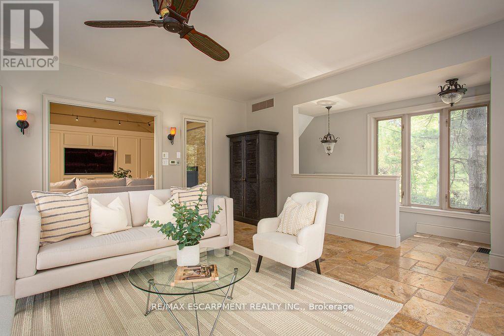 27 Blackberry Place, Hamilton, ON - Indoor Photo Showing Living Room