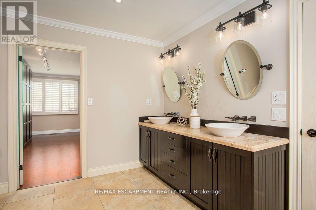 27 Blackberry Place, Hamilton, ON - Indoor Photo Showing Bathroom