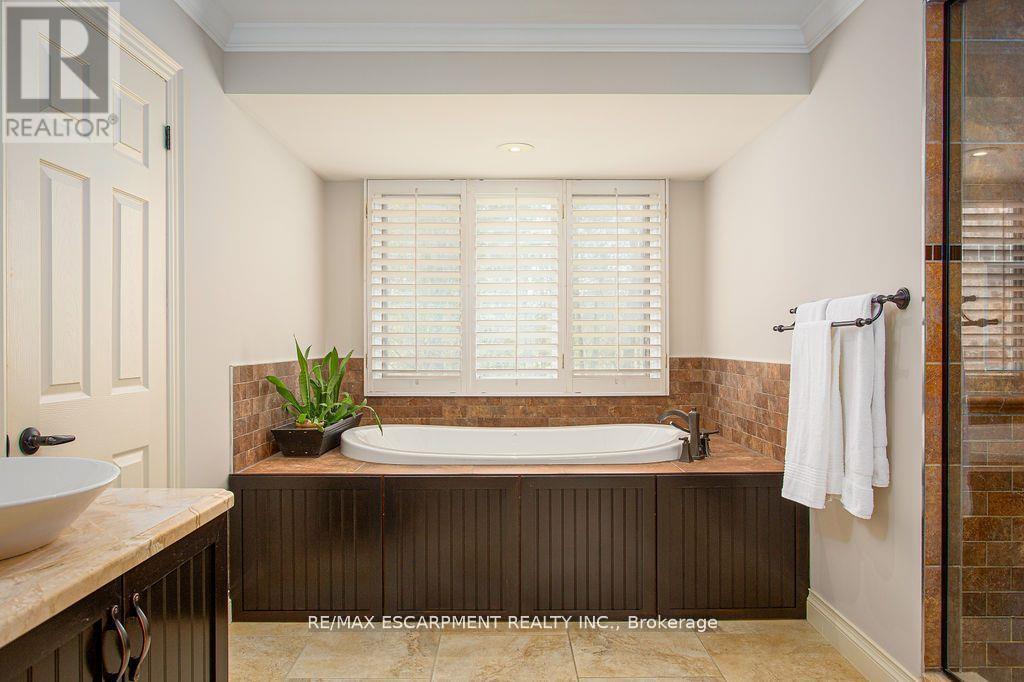 27 Blackberry Place, Hamilton, ON - Indoor Photo Showing Bathroom