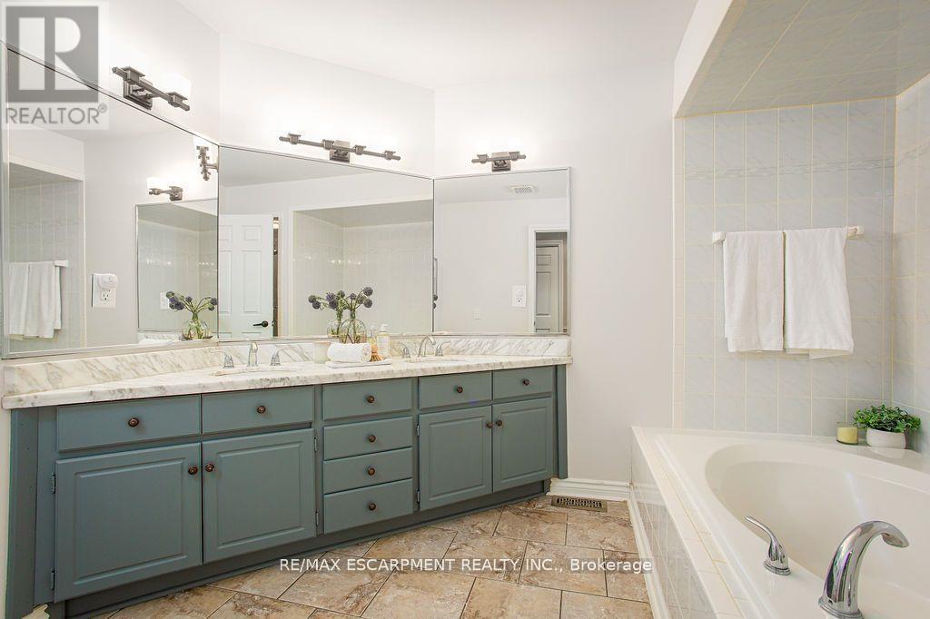 27 Blackberry Place, Hamilton, ON - Indoor Photo Showing Bathroom