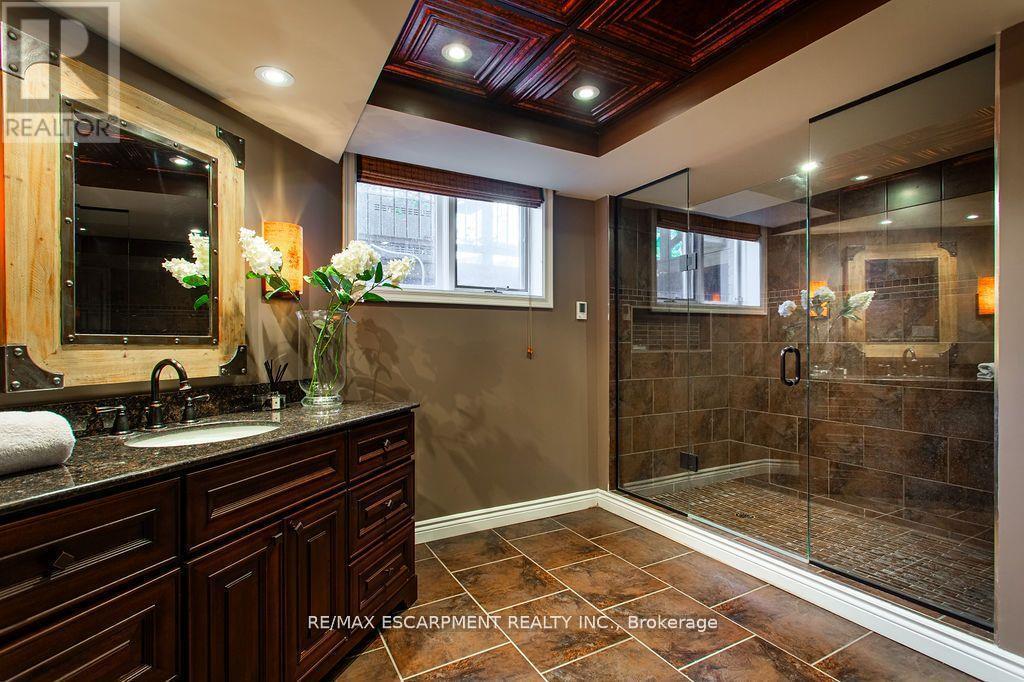 27 Blackberry Place, Hamilton, ON - Indoor Photo Showing Bathroom