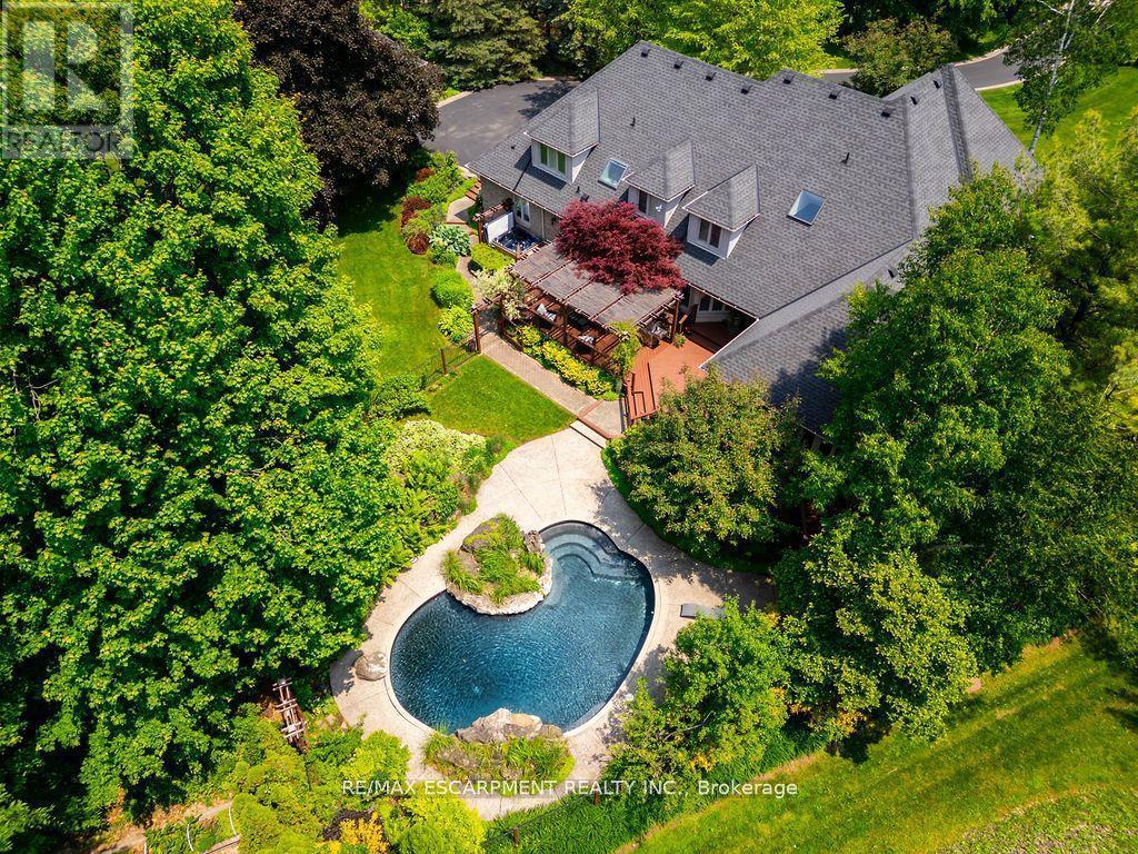 27 Blackberry Place, Hamilton, ON - Outdoor With In Ground Pool