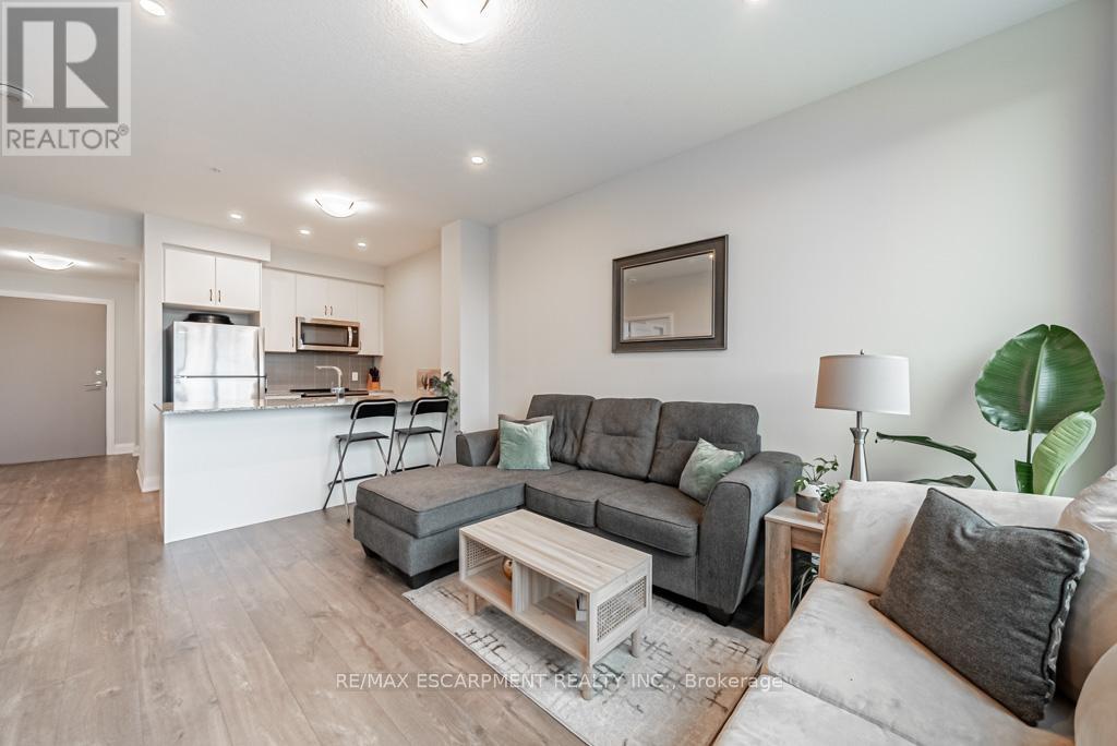118 - 16 Concord Place, Grimsby, ON - Indoor Photo Showing Living Room