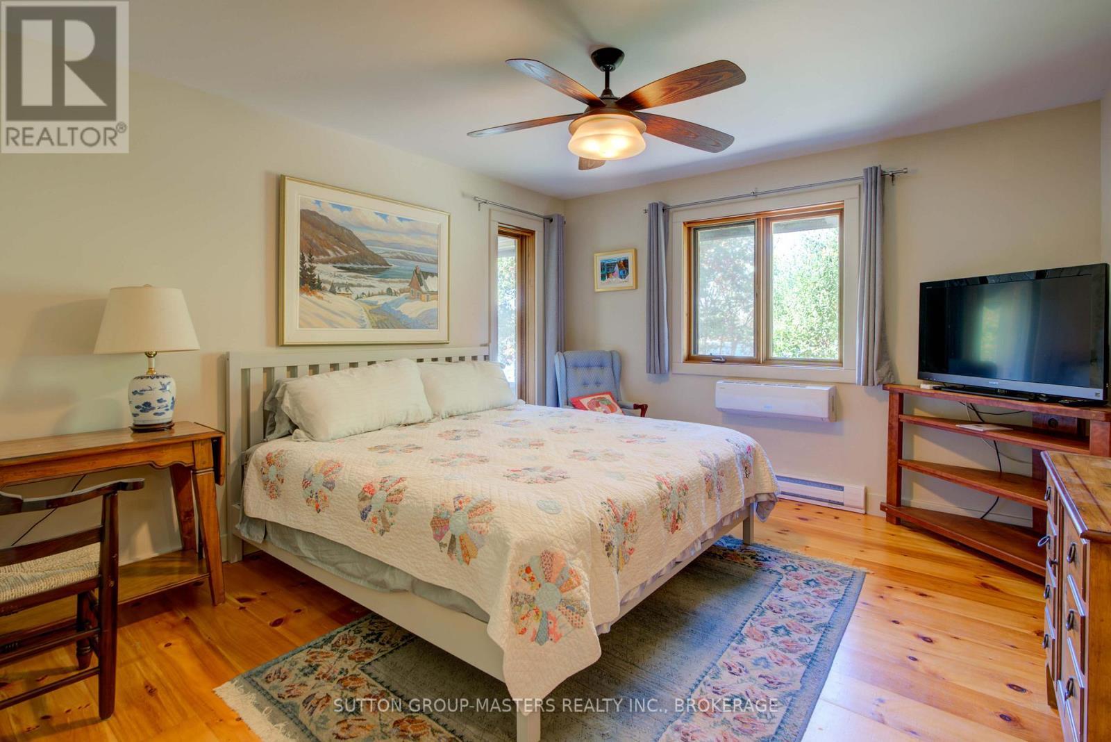 314 Baseline Road, Frontenac Islands (The Islands), ON - Indoor Photo Showing Bedroom