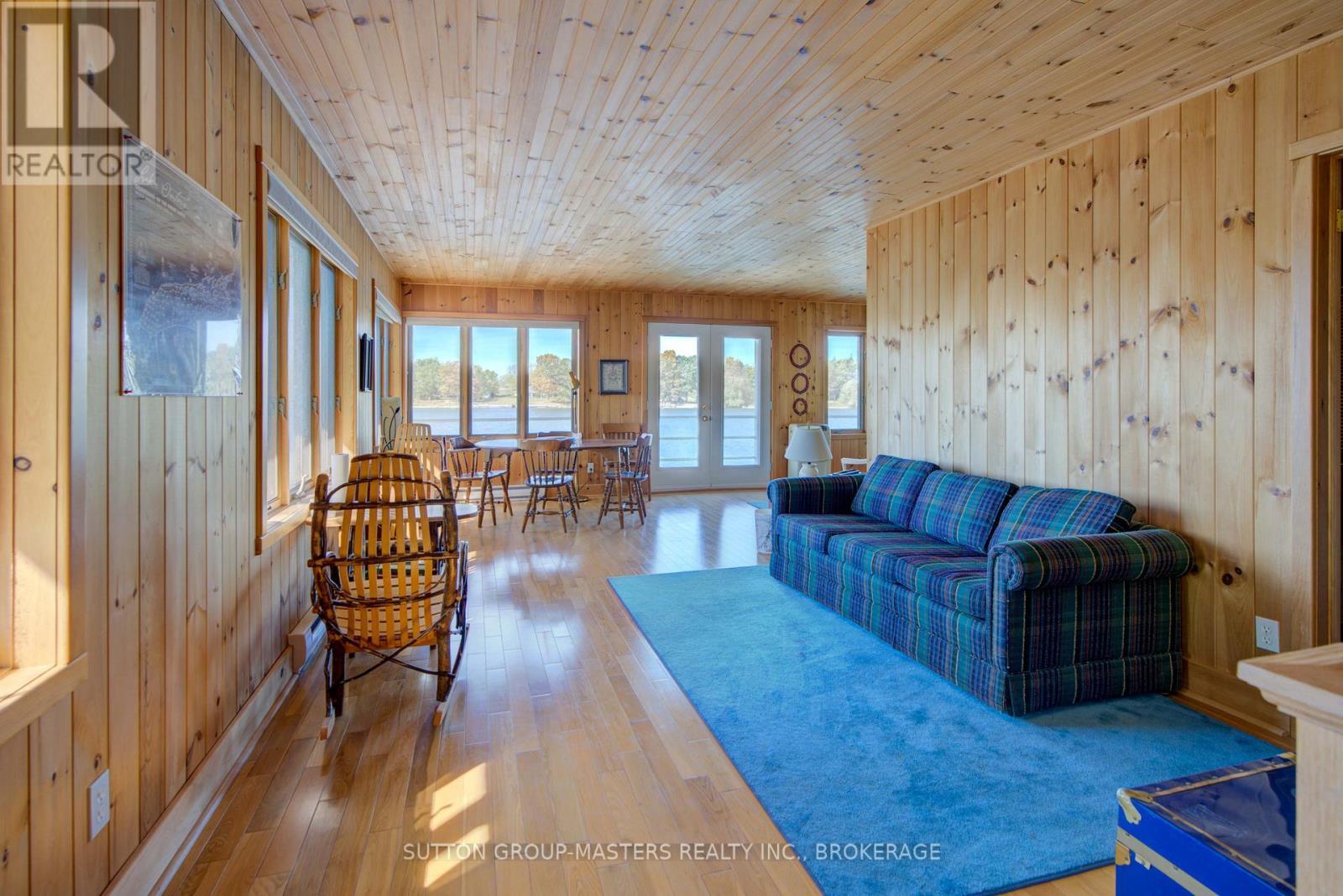314 Baseline Road, Frontenac Islands (The Islands), ON - Indoor Photo Showing Living Room