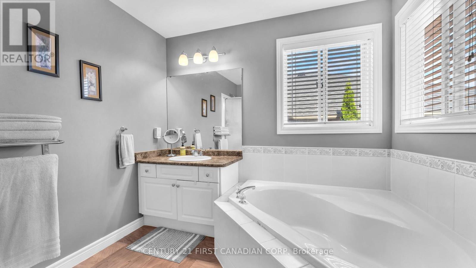 Primary Bedroom Ensuite - 916 Cresthaven Crescent, London South (South L), ON - Indoor Photo Showing Bathroom