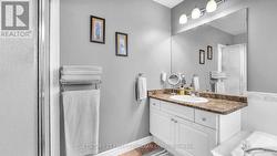 Primary Ensuite w/ Tub & Shower -