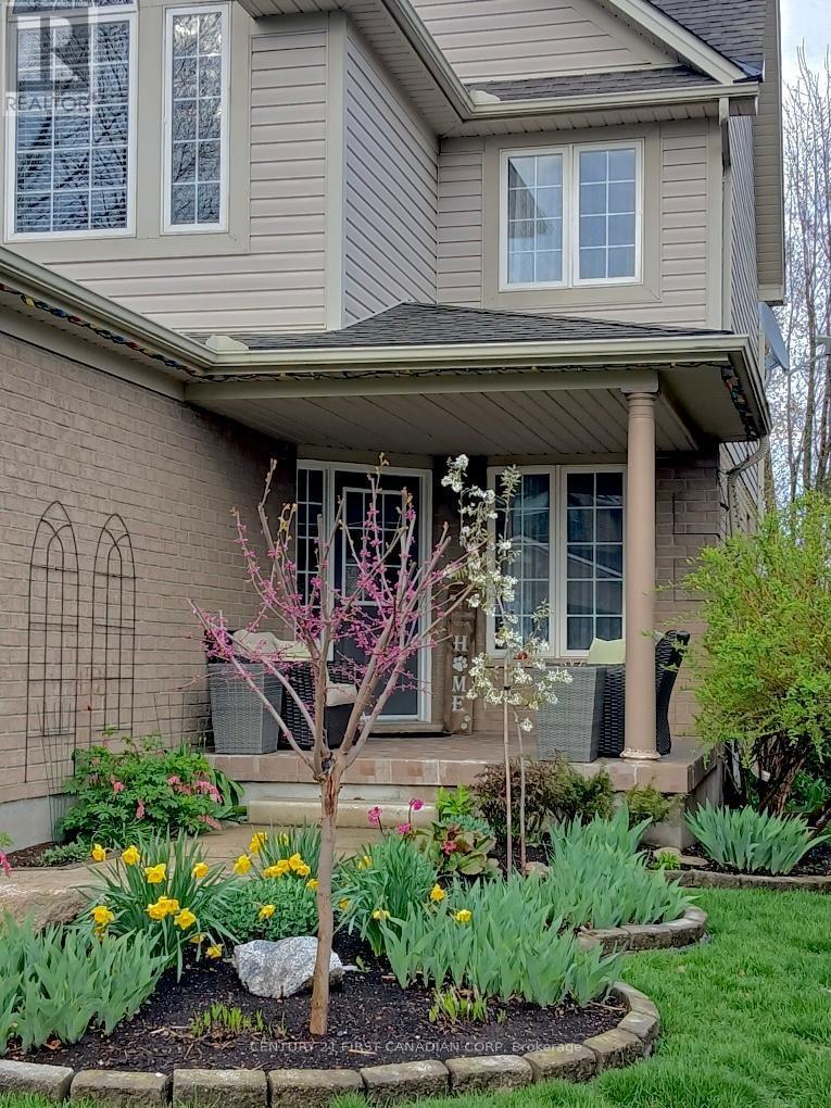 Summer View of Porch - 916 Cresthaven Crescent, London South (South L), ON - Outdoor