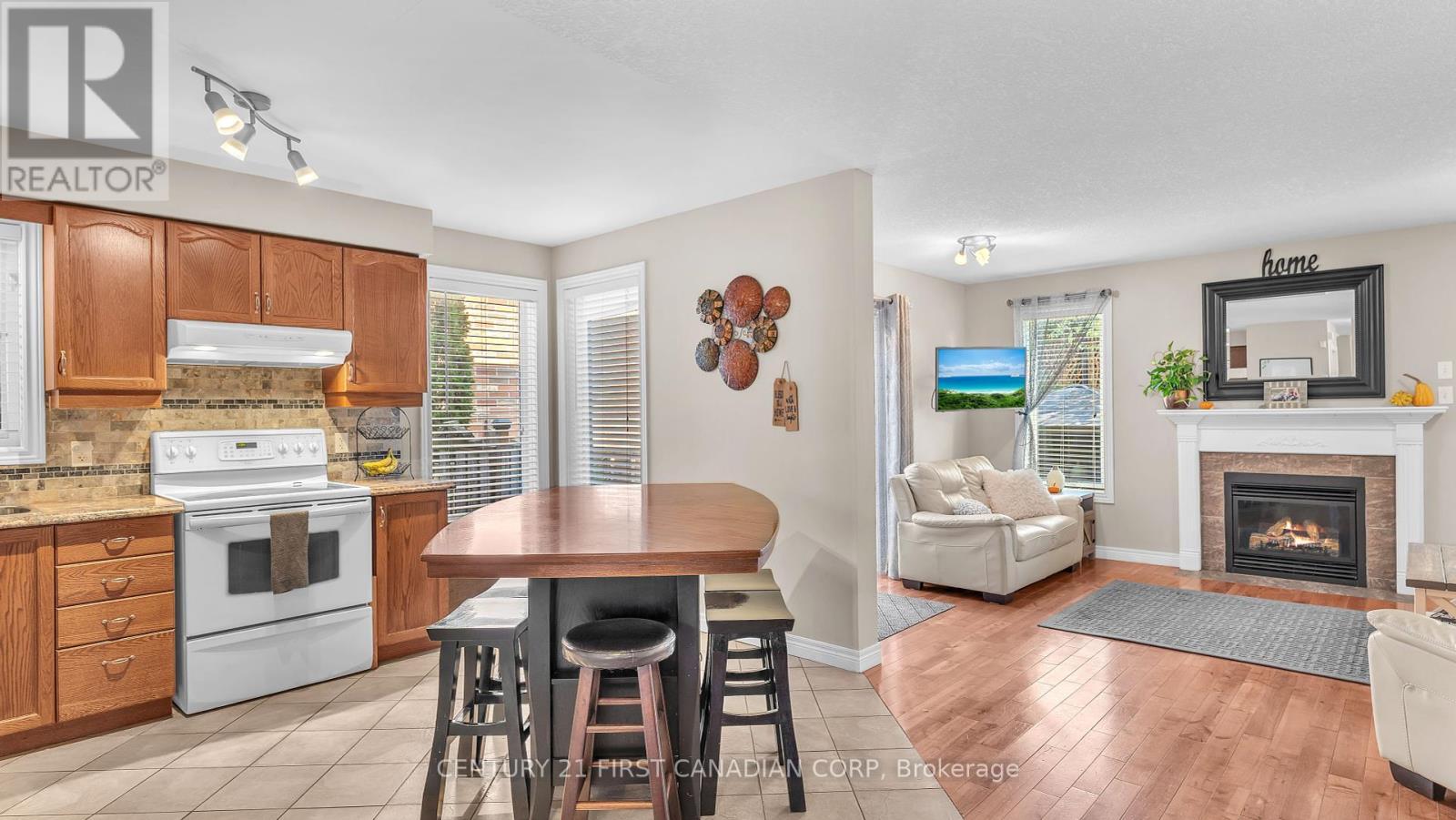 916 Cresthaven Crescent, London South (South L), ON - Indoor With Fireplace