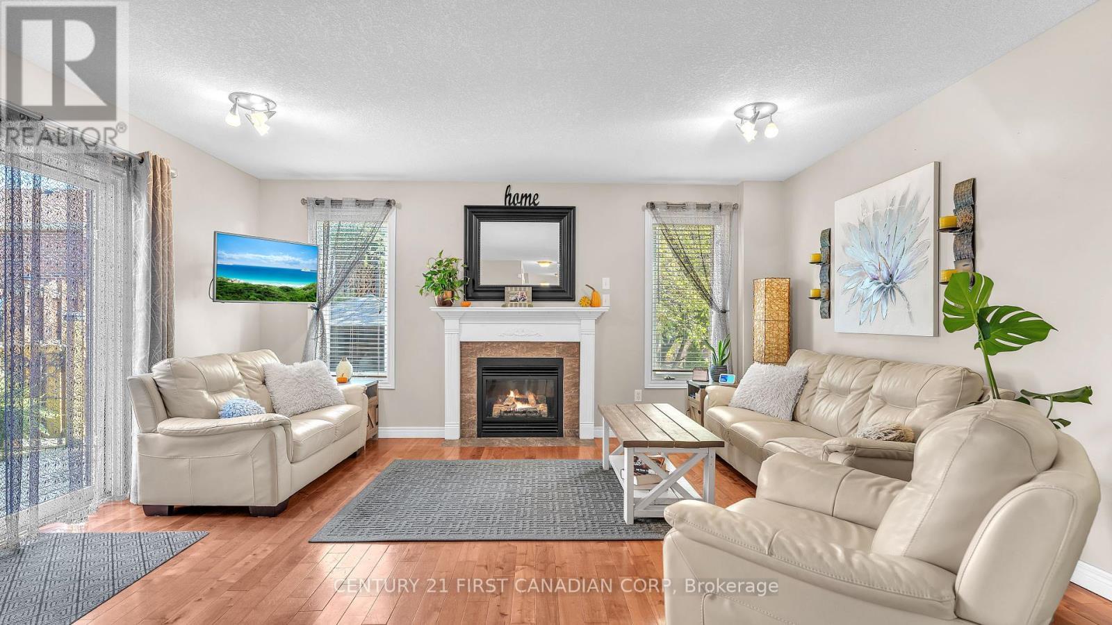 916 Cresthaven Crescent, London South (South L), ON - Indoor Photo Showing Living Room With Fireplace