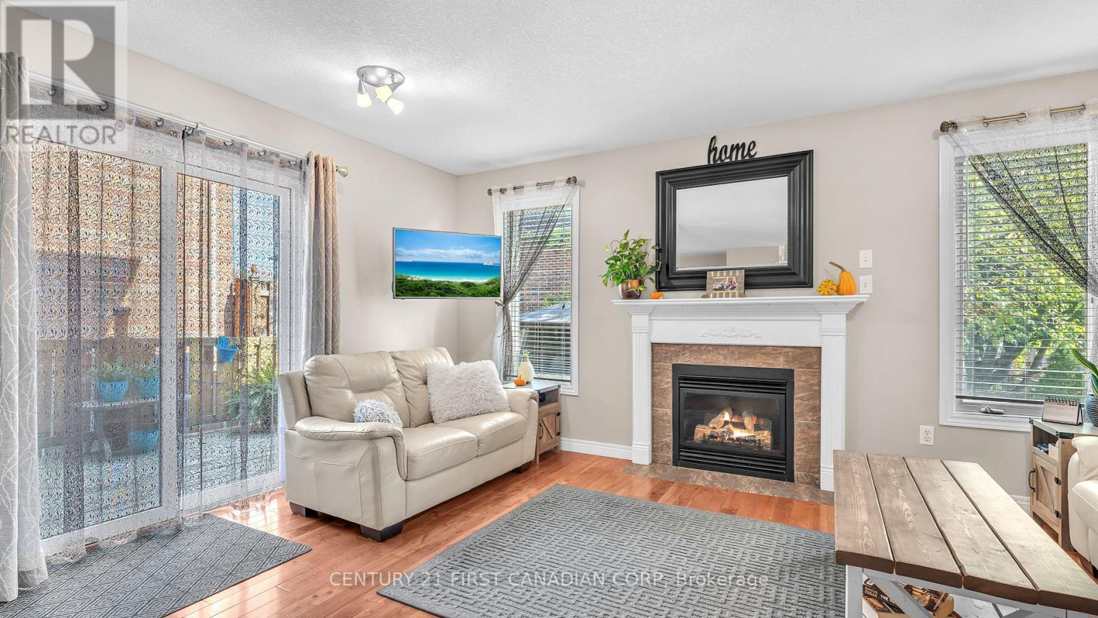 916 Cresthaven Crescent, London South (South L), ON - Indoor Photo Showing Living Room With Fireplace