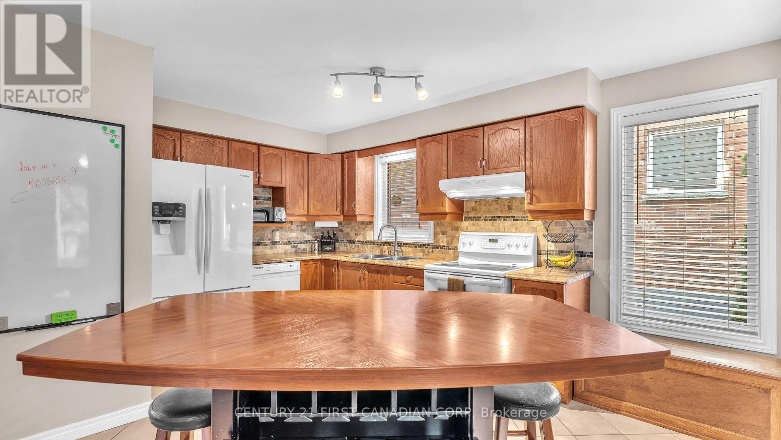 916 Cresthaven Crescent, London South (South L), ON - Indoor Photo Showing Kitchen With Double Sink