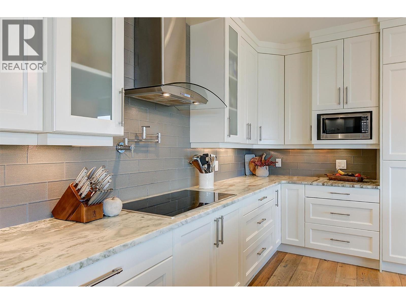 738 Highpointe Drive, Kelowna, BC - Indoor Photo Showing Kitchen With Upgraded Kitchen