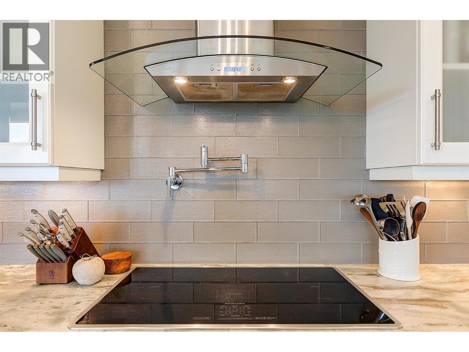 738 Highpointe Drive, Kelowna, BC - Indoor Photo Showing Kitchen
