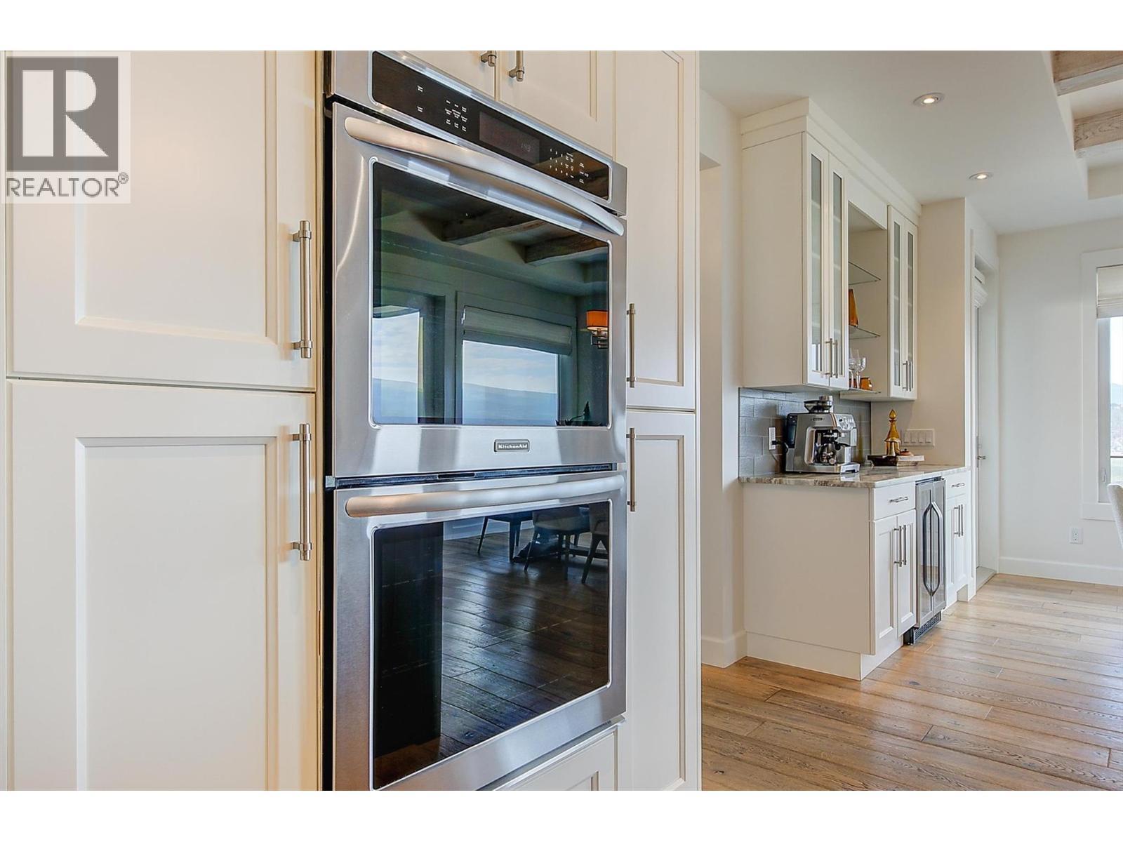 738 Highpointe Drive, Kelowna, BC - Indoor Photo Showing Kitchen