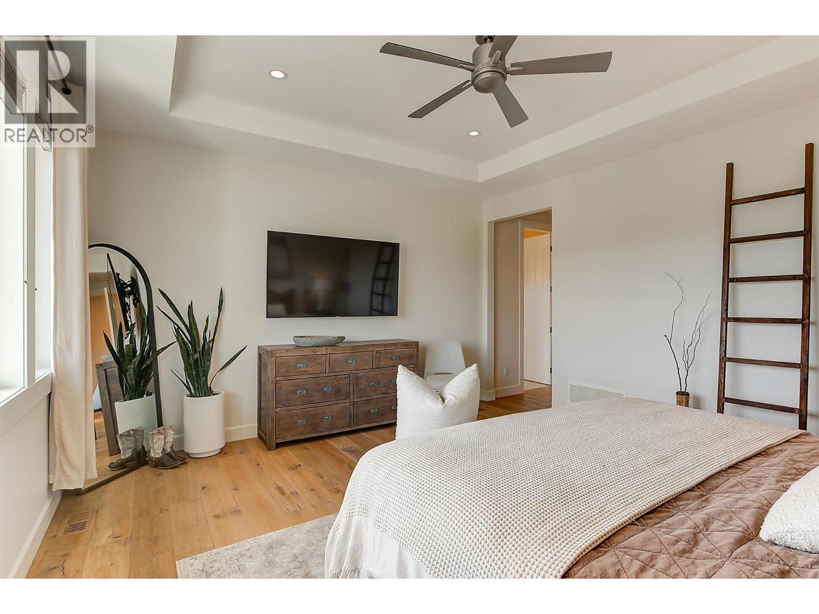 Vaulted ceilings - 738 Highpointe Drive, Kelowna, BC - Indoor Photo Showing Bedroom