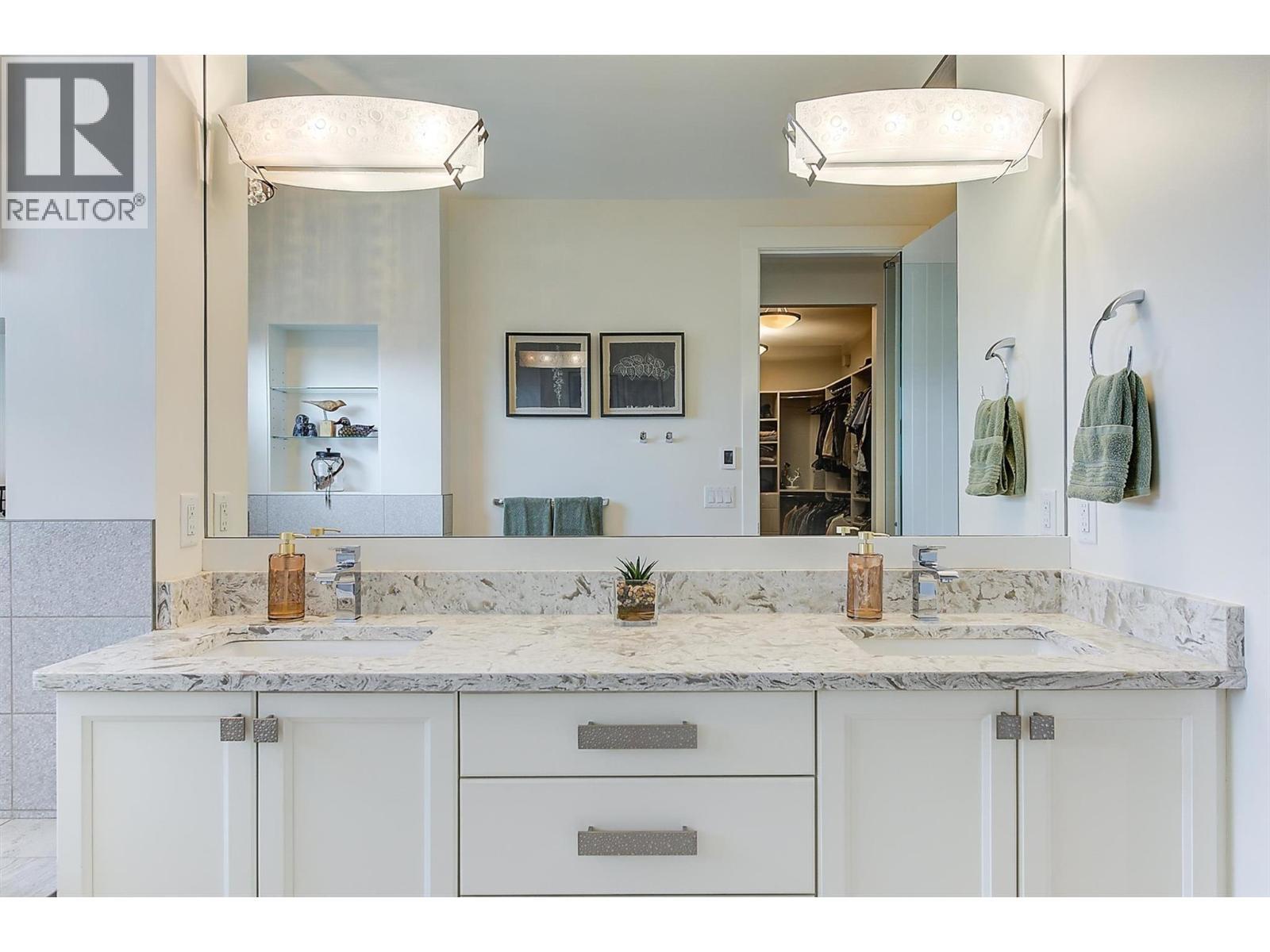 738 Highpointe Drive, Kelowna, BC - Indoor Photo Showing Bathroom
