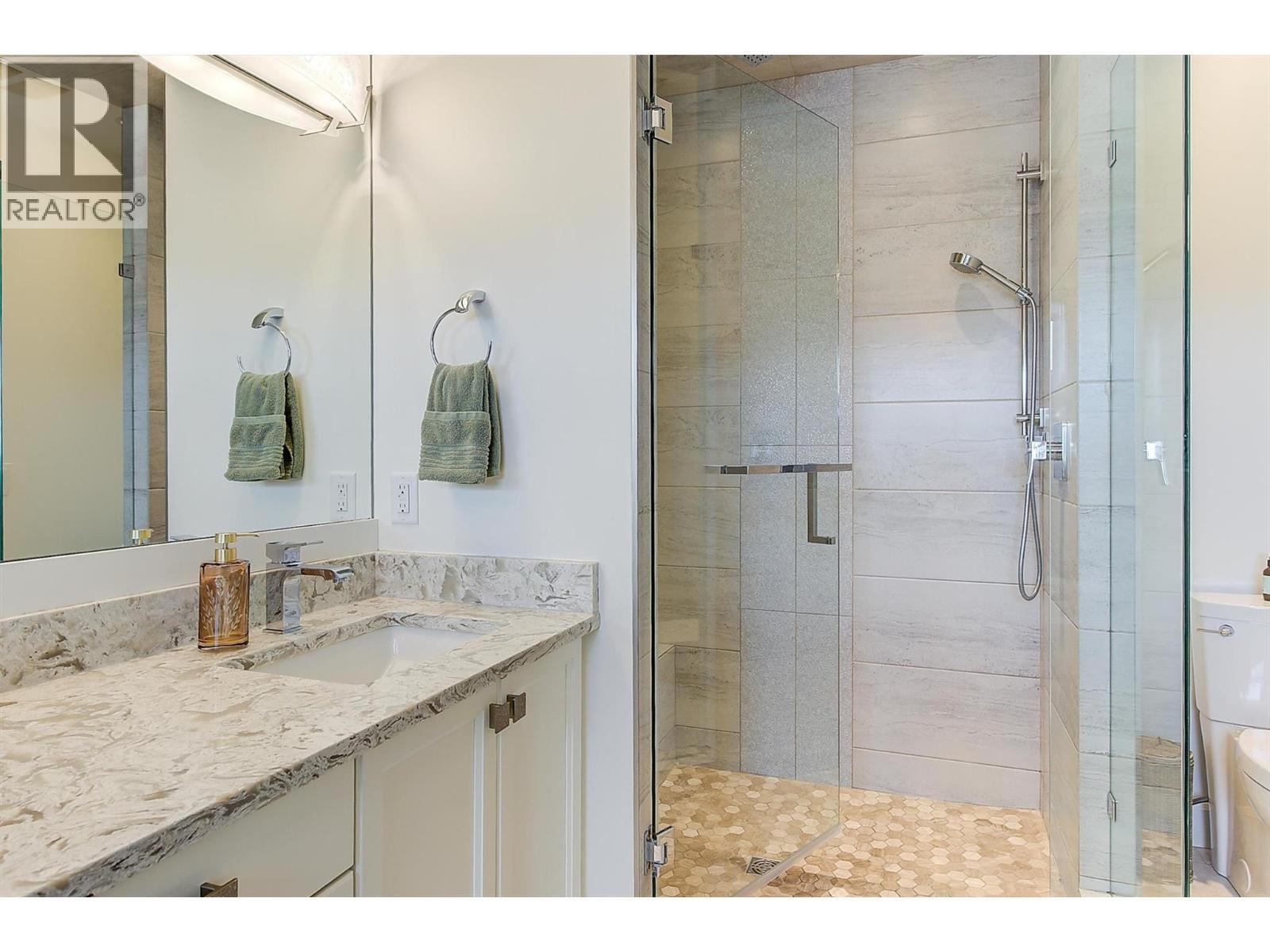 Custom tile walk-in shower - 738 Highpointe Drive, Kelowna, BC - Indoor Photo Showing Bathroom