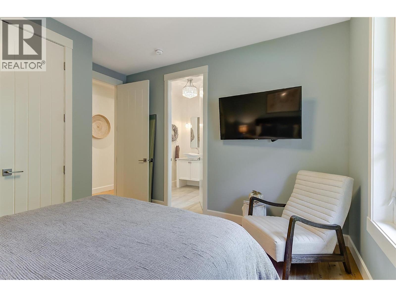 three-piece cheater ensuite attached to guest bedroom - 738 Highpointe Drive, Kelowna, BC - Indoor Photo Showing Bedroom