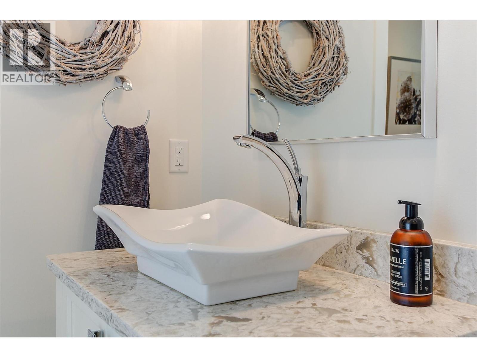 738 Highpointe Drive, Kelowna, BC - Indoor Photo Showing Bathroom