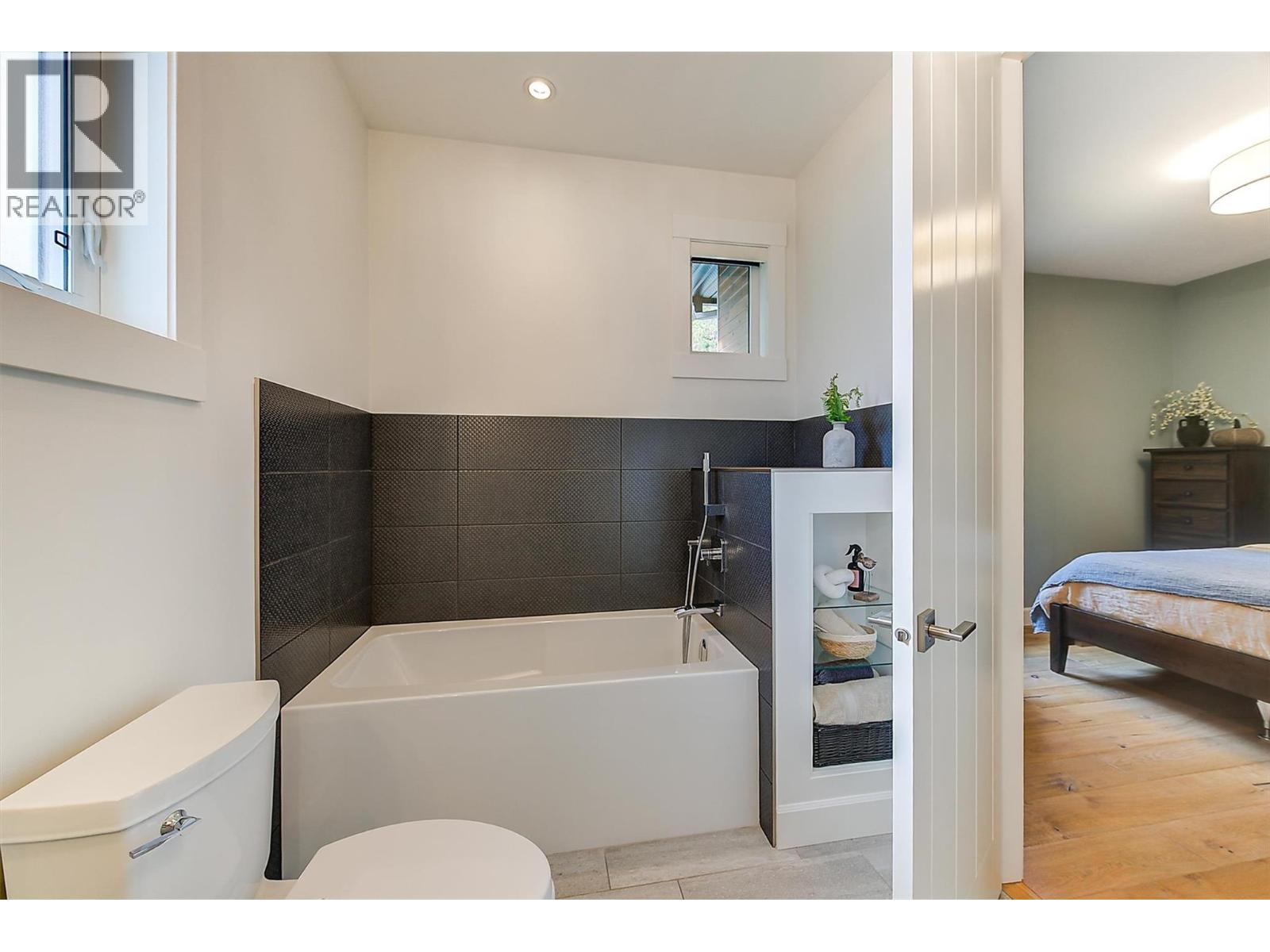 738 Highpointe Drive, Kelowna, BC - Indoor Photo Showing Bathroom