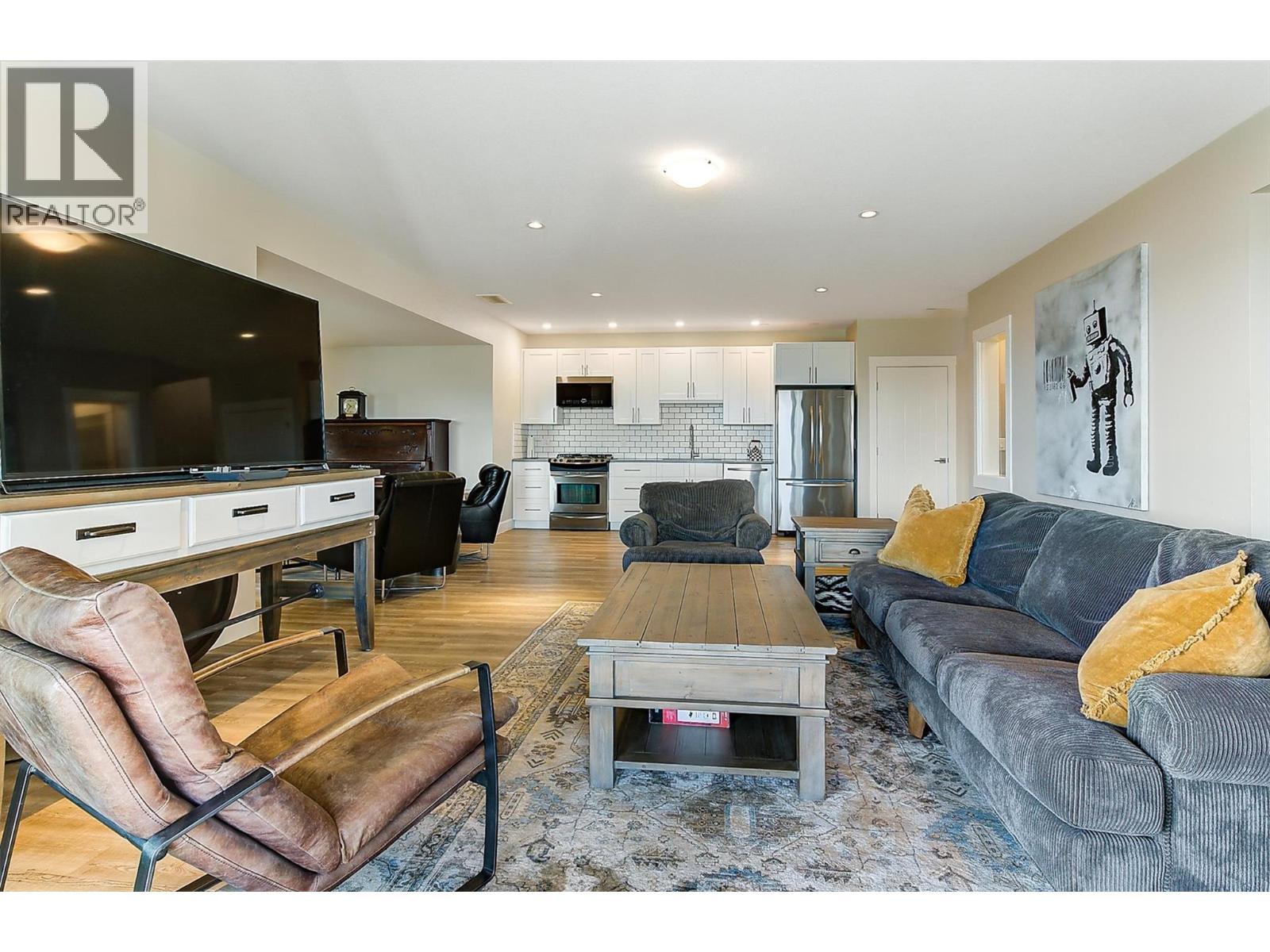 Family room - 738 Highpointe Drive, Kelowna, BC - Indoor Photo Showing Living Room