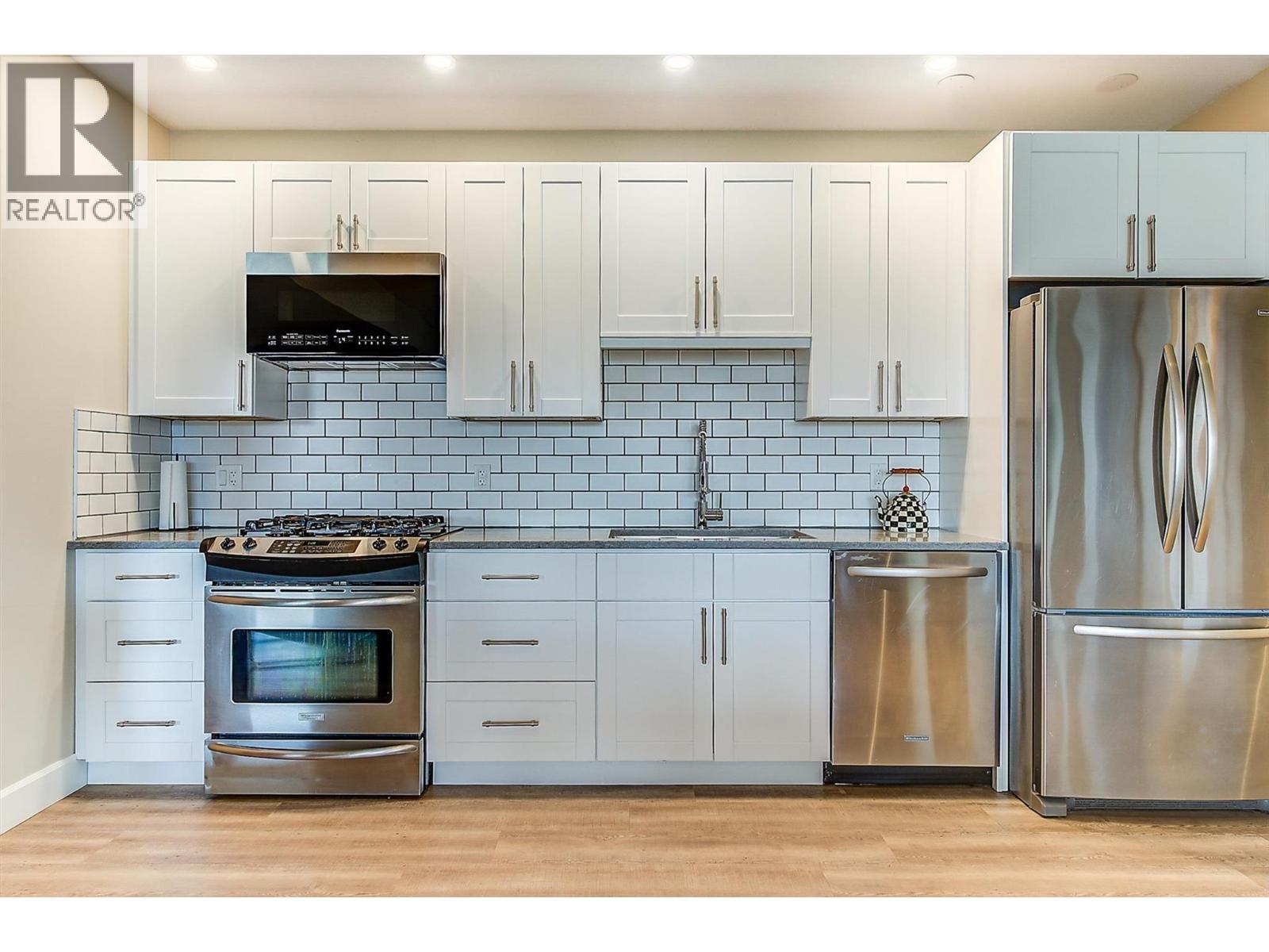 738 Highpointe Drive, Kelowna, BC - Indoor Photo Showing Kitchen With Upgraded Kitchen