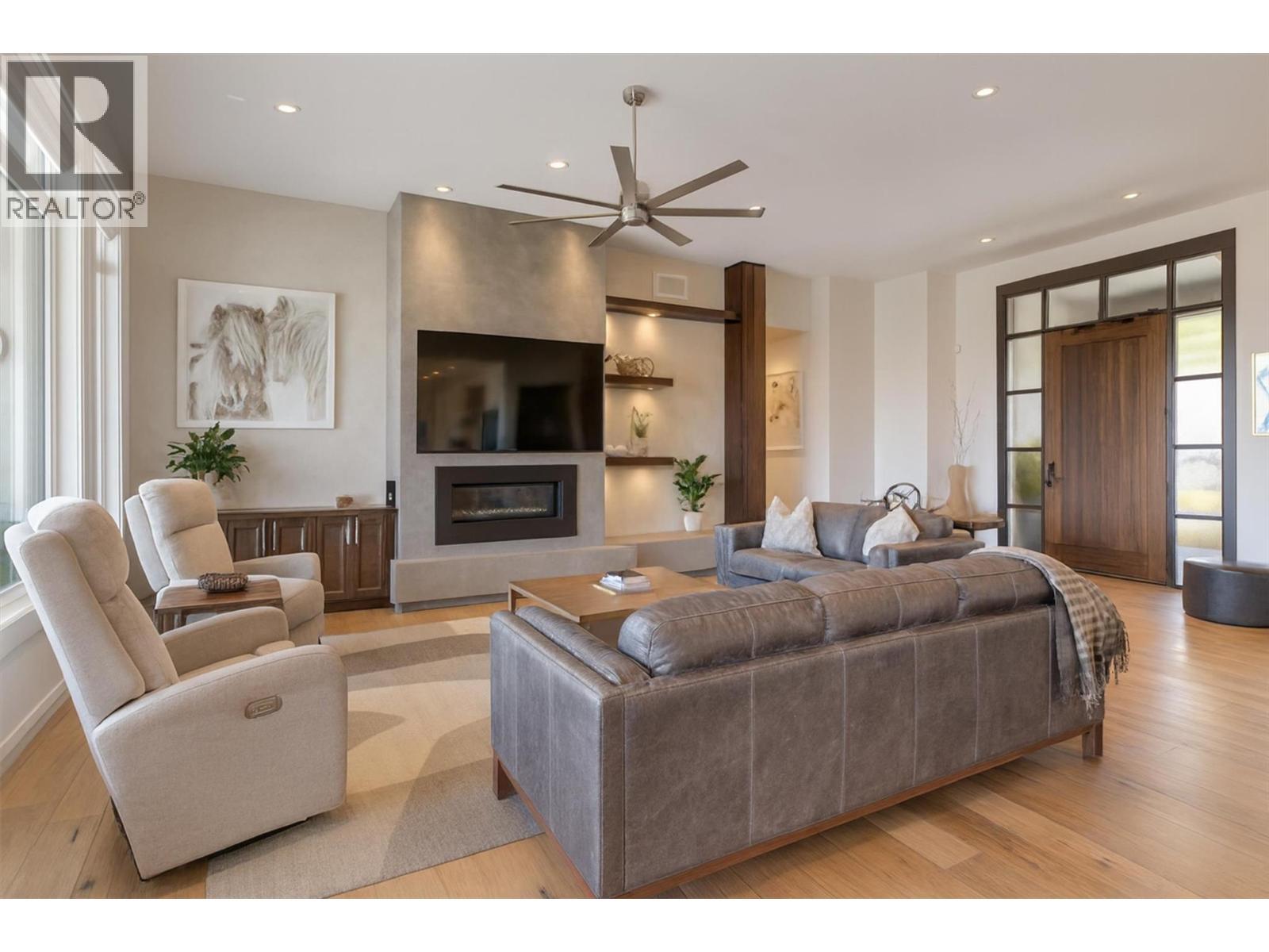 Large, open Great room - 738 Highpointe Drive, Kelowna, BC - Indoor Photo Showing Living Room