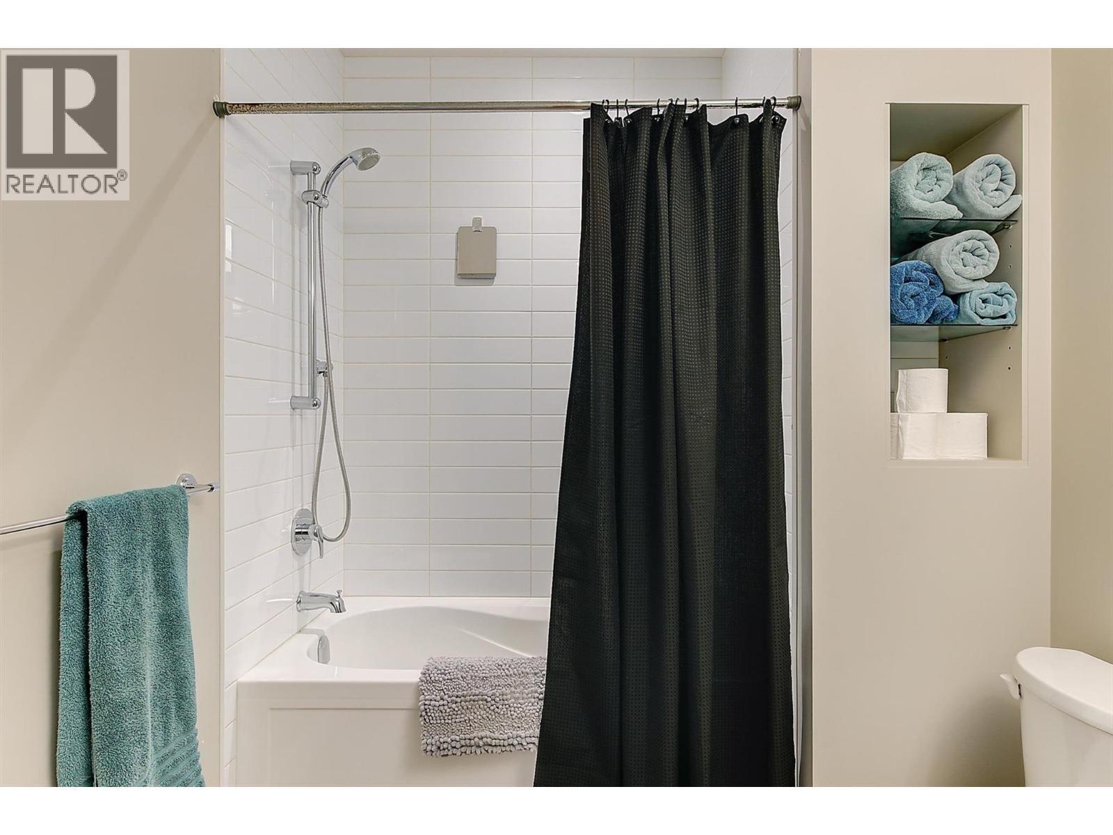 738 Highpointe Drive, Kelowna, BC - Indoor Photo Showing Bathroom