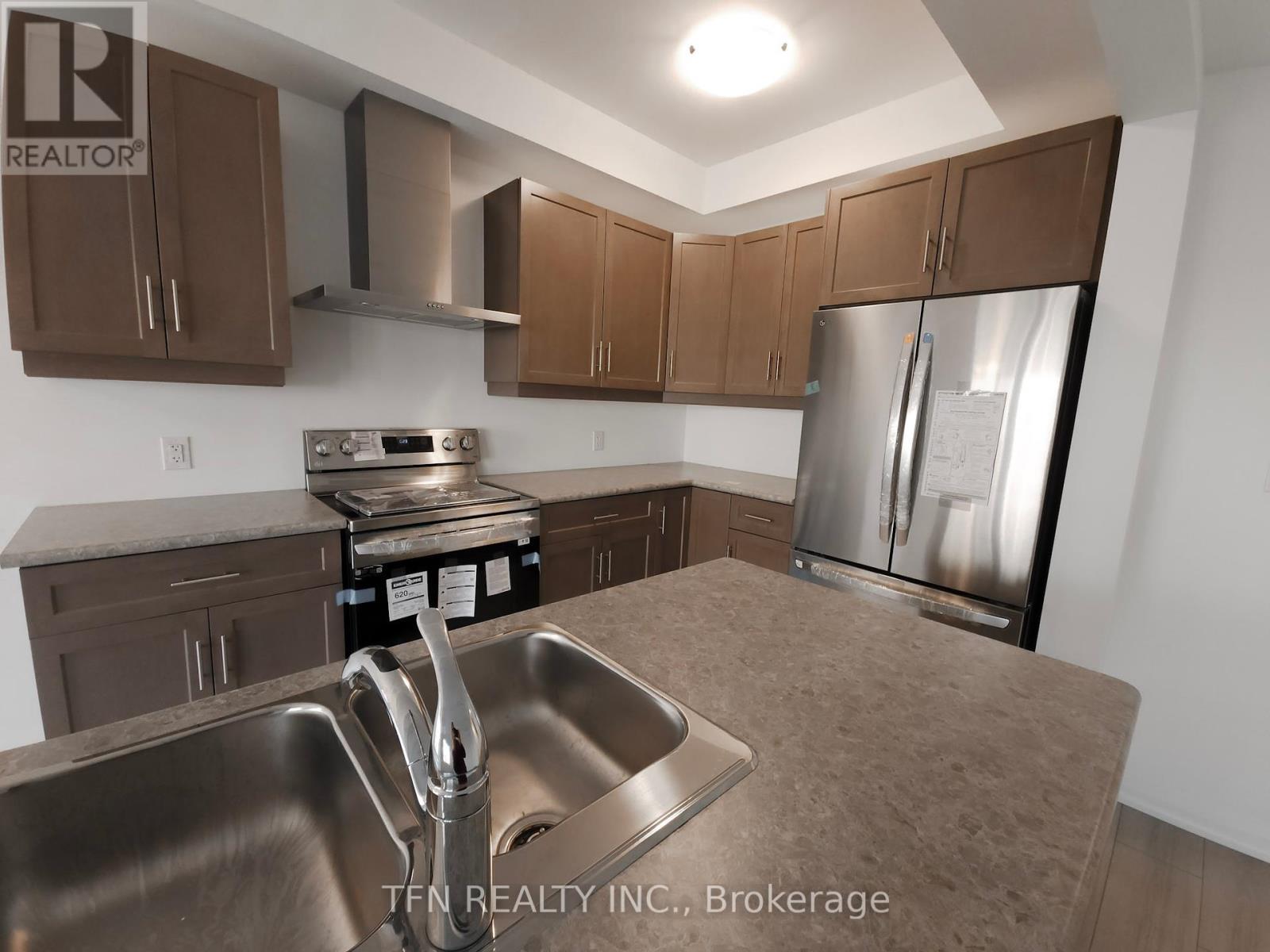 180 Bur Oak Drive, Thorold, ON - Indoor Photo Showing Kitchen With Double Sink
